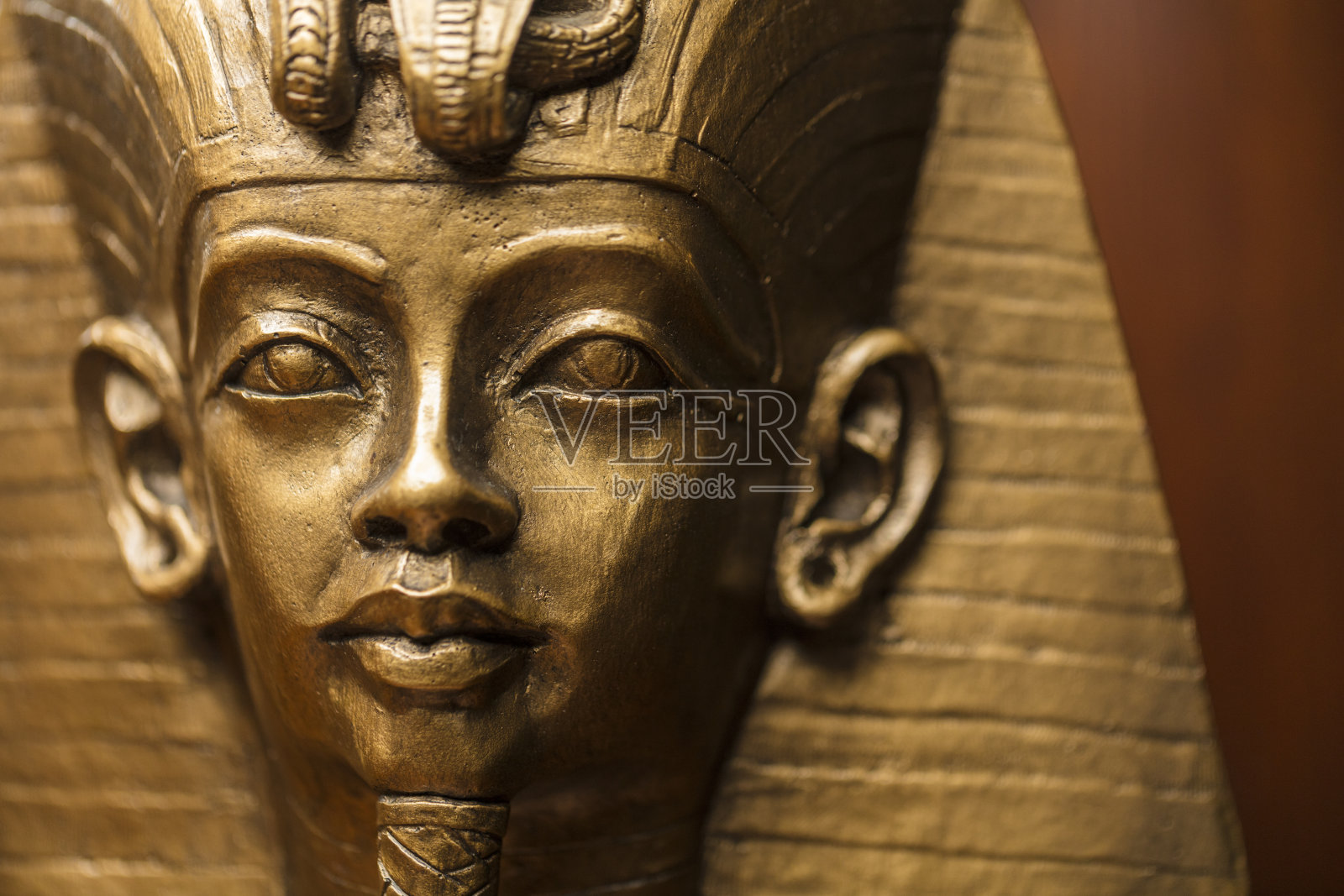 特写镜头埃及国王图坦卡蒙的半身像由石膏模具制成，喷涂了青铜色。照片摄影图片