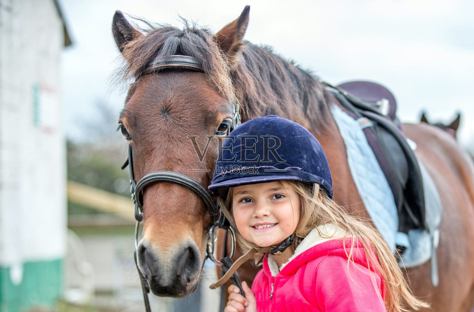 年轻女孩喜欢上骑马课照片摄影图片