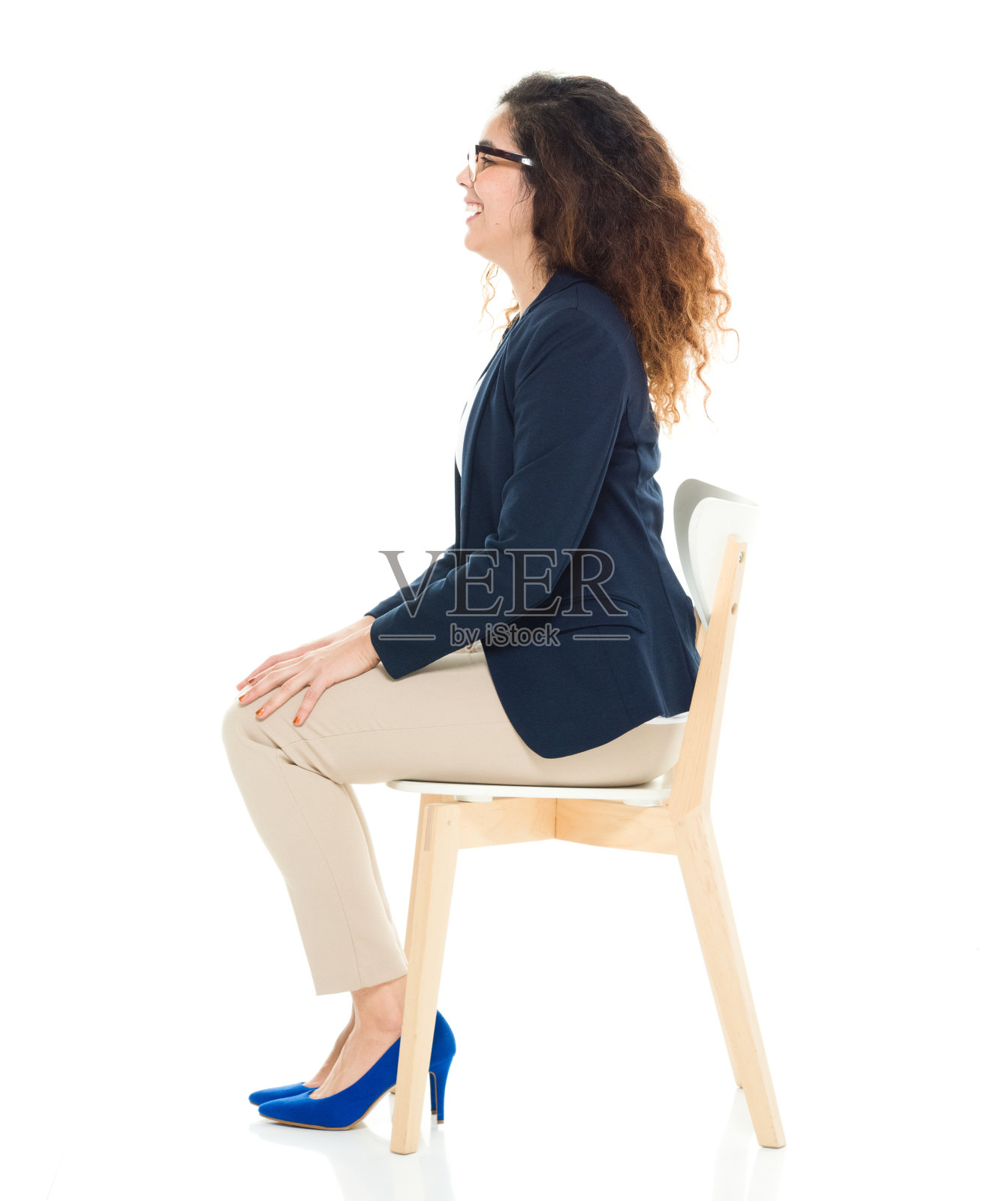 愉快的女商人坐在椅子上照片摄影图片