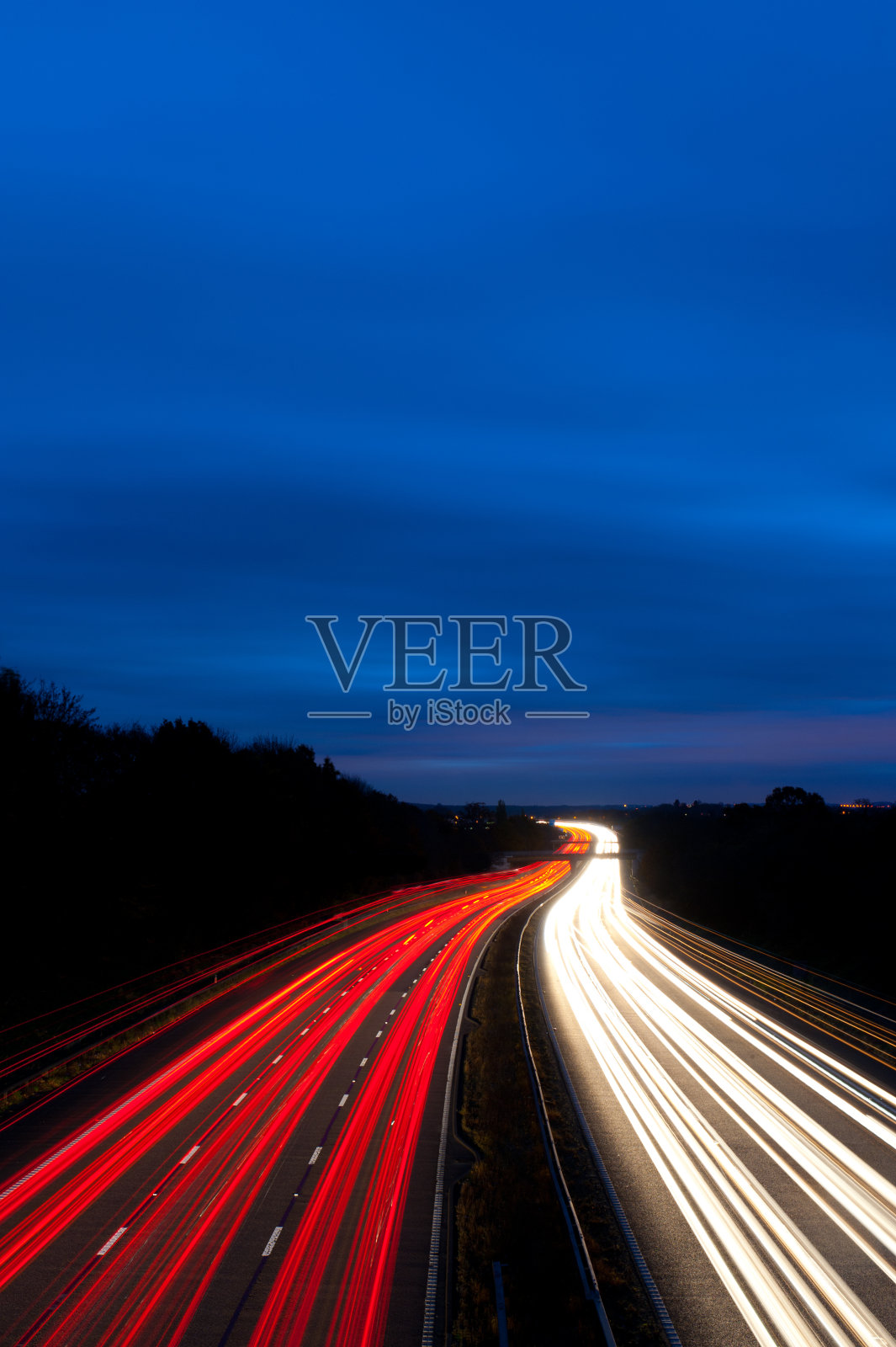 高速公路夜间灯光照片摄影图片