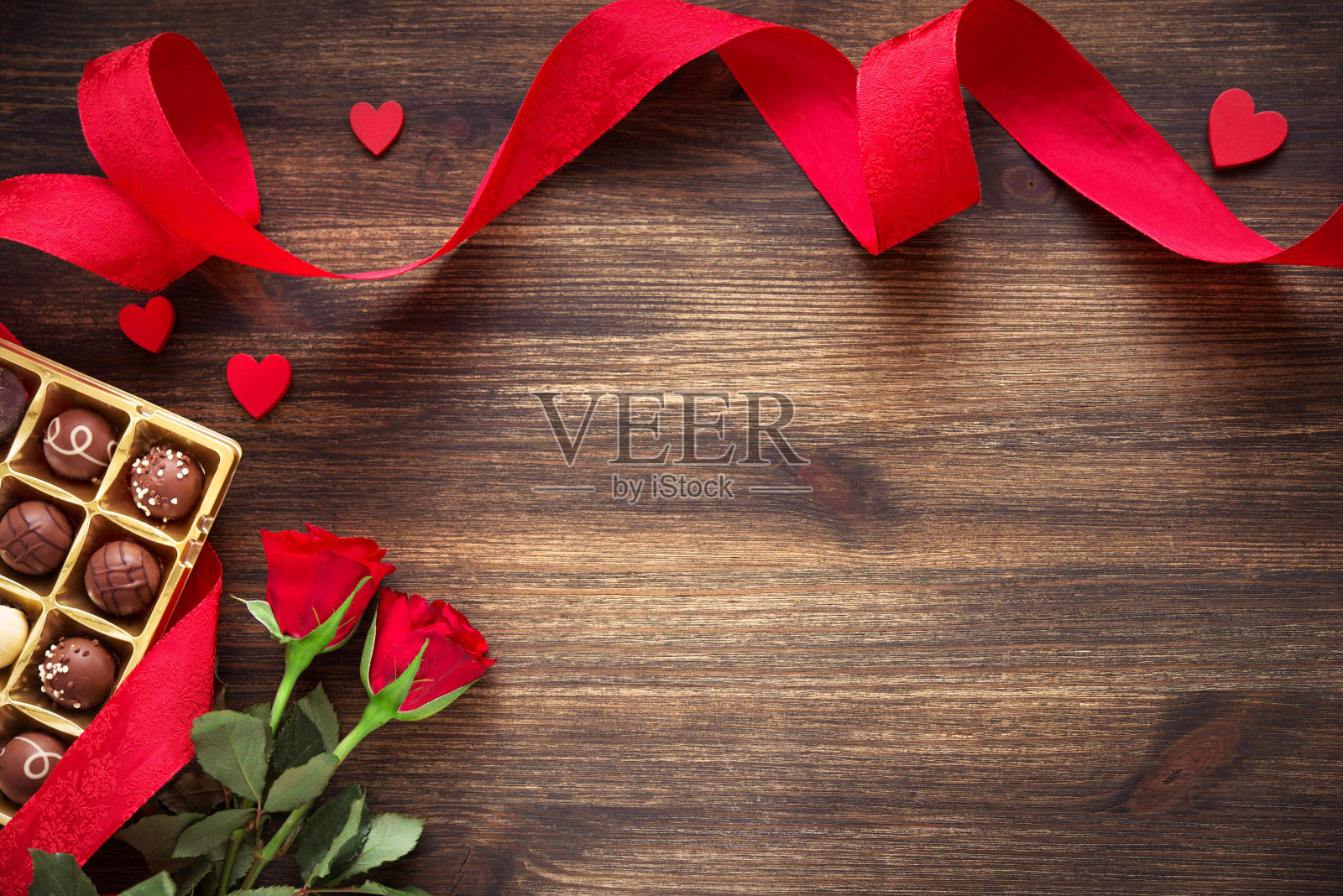 心形，巧克力松露和红玫瑰的木制背景照片摄影图片