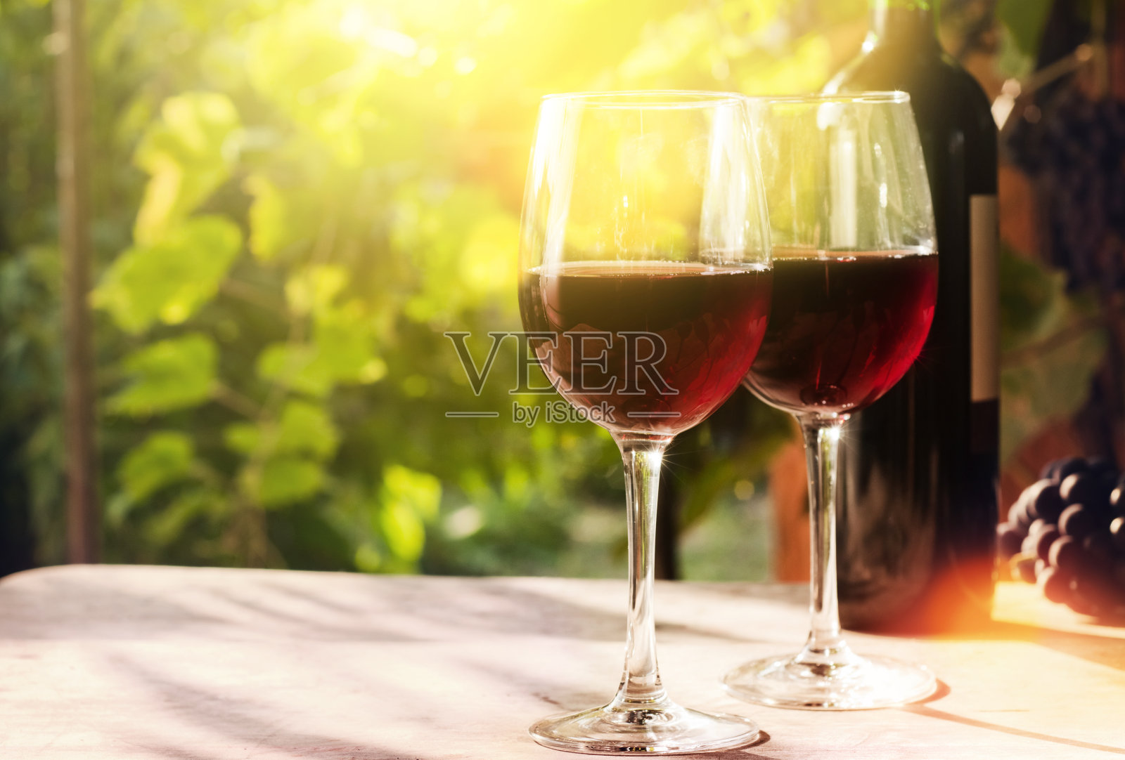 一杯红酒和一瓶红酒照片摄影图片