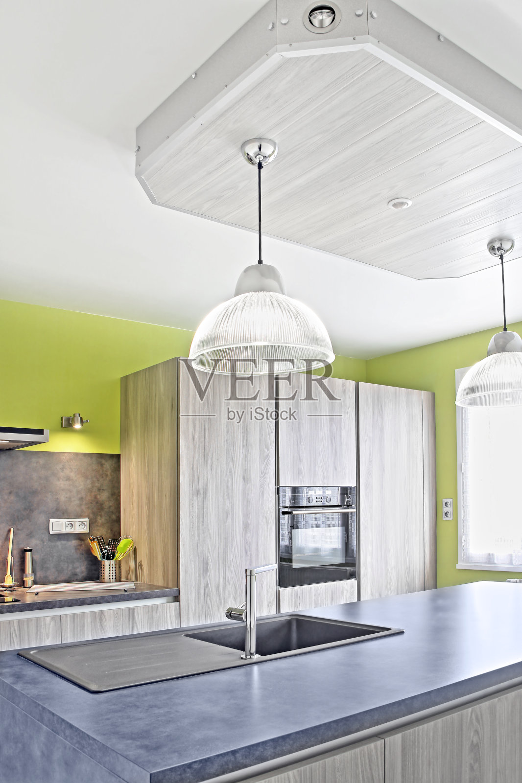 新的现代稀疏的木制灰色厨房室内灯光照片摄影图片