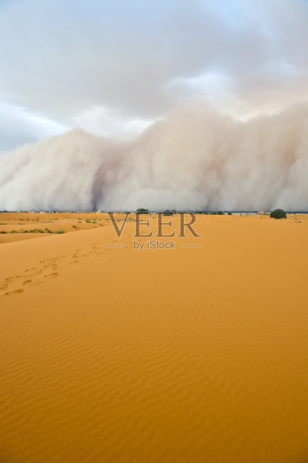 沙尘暴接近摩洛哥Merzouga定居点照片摄影图片