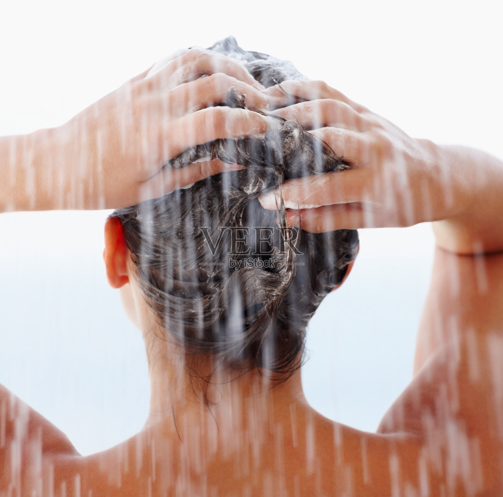 后视图的一个女性洗头在淋浴照片摄影图片