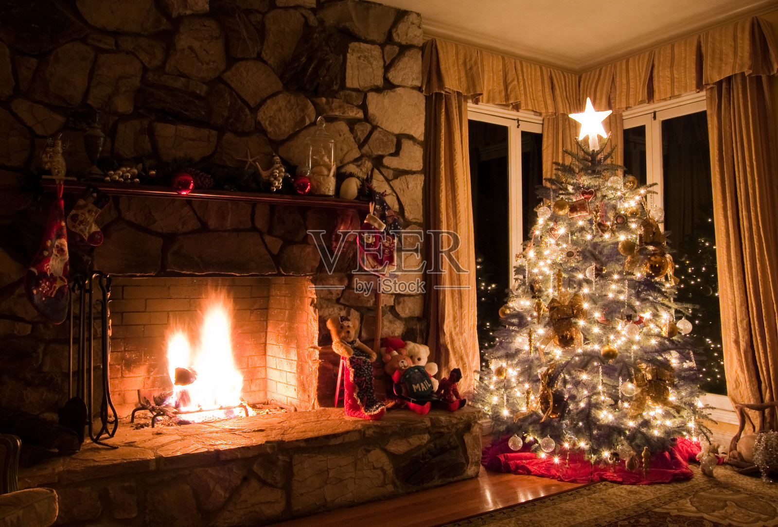 圣诞树和石头壁炉在一个舒适的古董家照片摄影图片