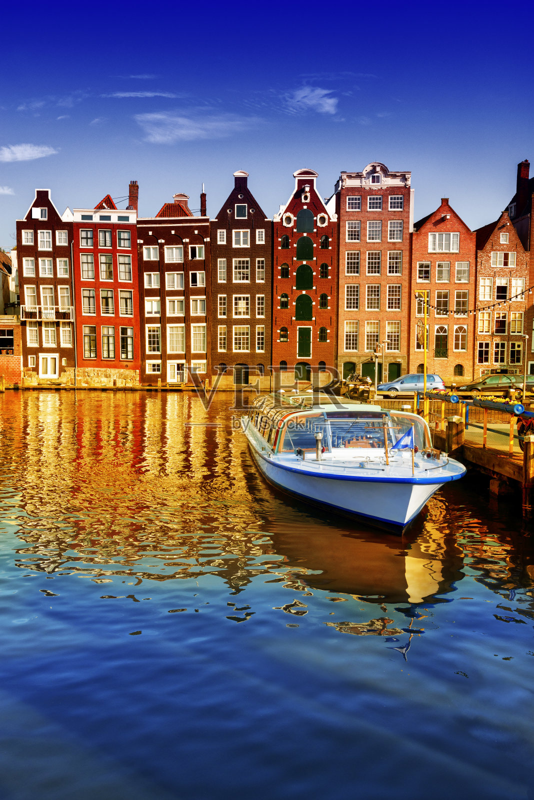 阿姆斯特丹市中心的荷兰房屋、船只和运河照片摄影图片