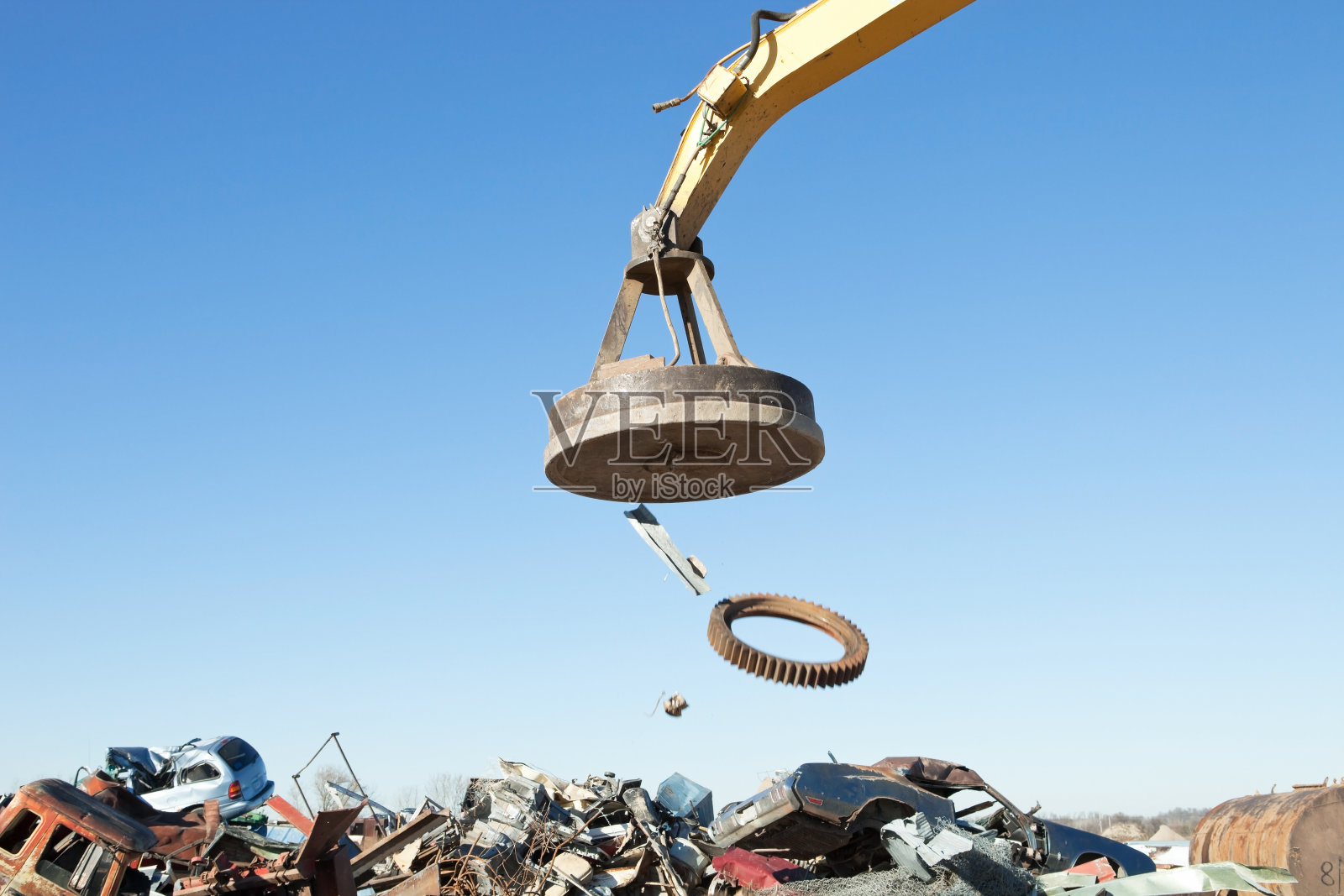 废金属从废品堆场的磁铁上掉下来照片摄影图片