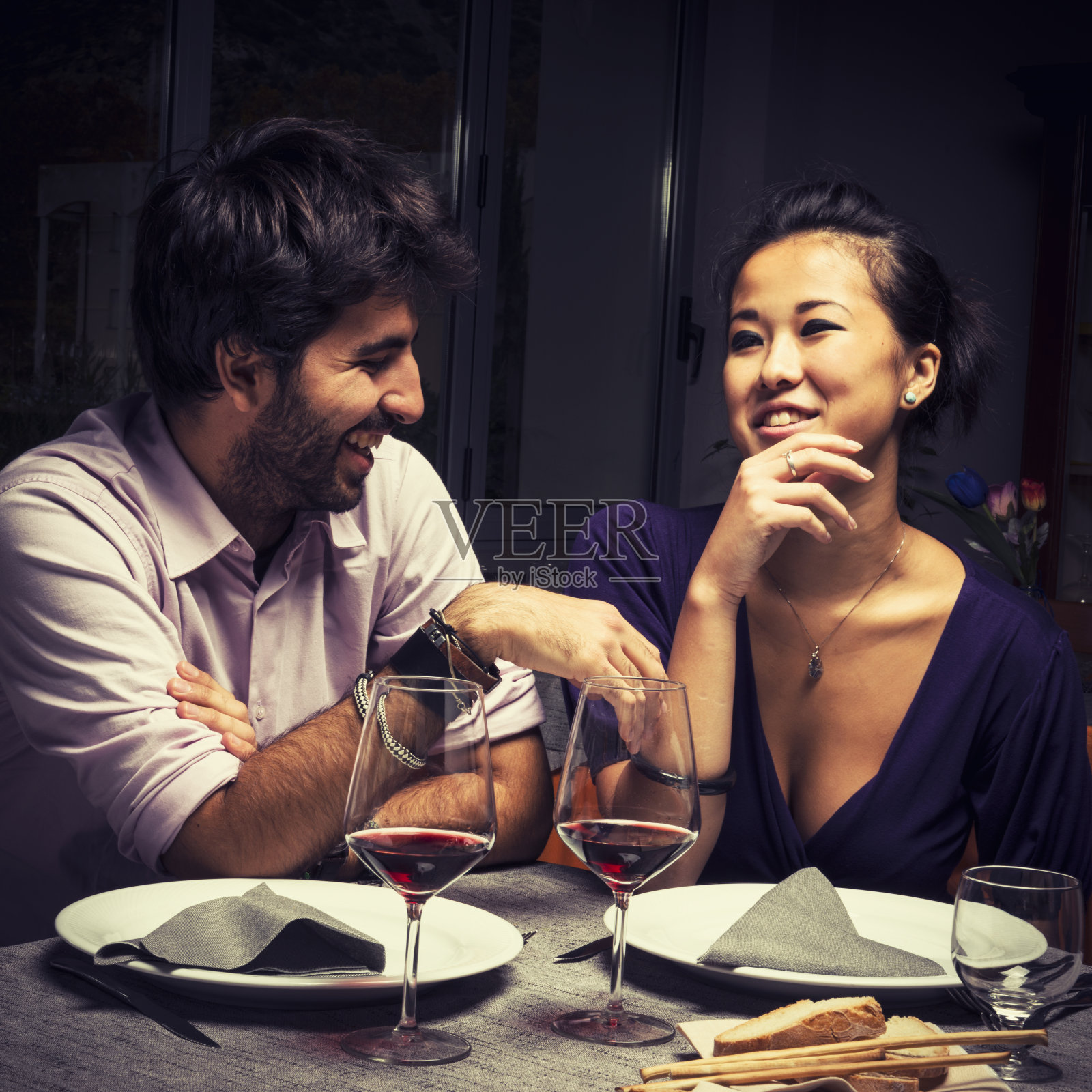 情侣们在情人节享用红酒照片摄影图片