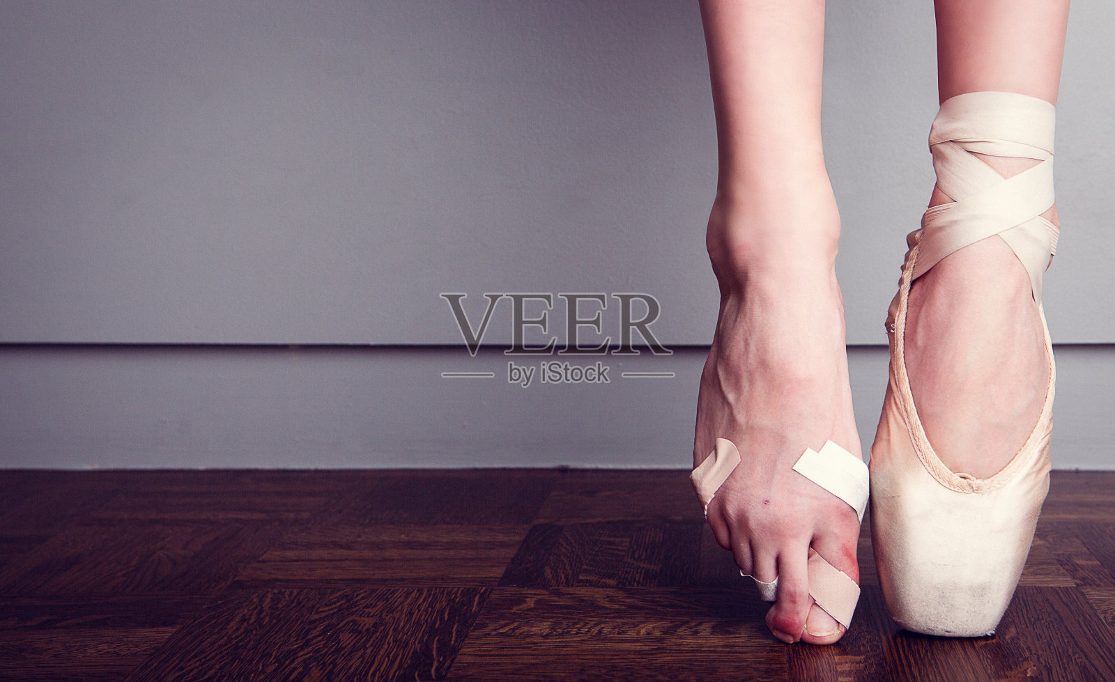 脚受伤的芭蕾舞演员照片摄影图片
