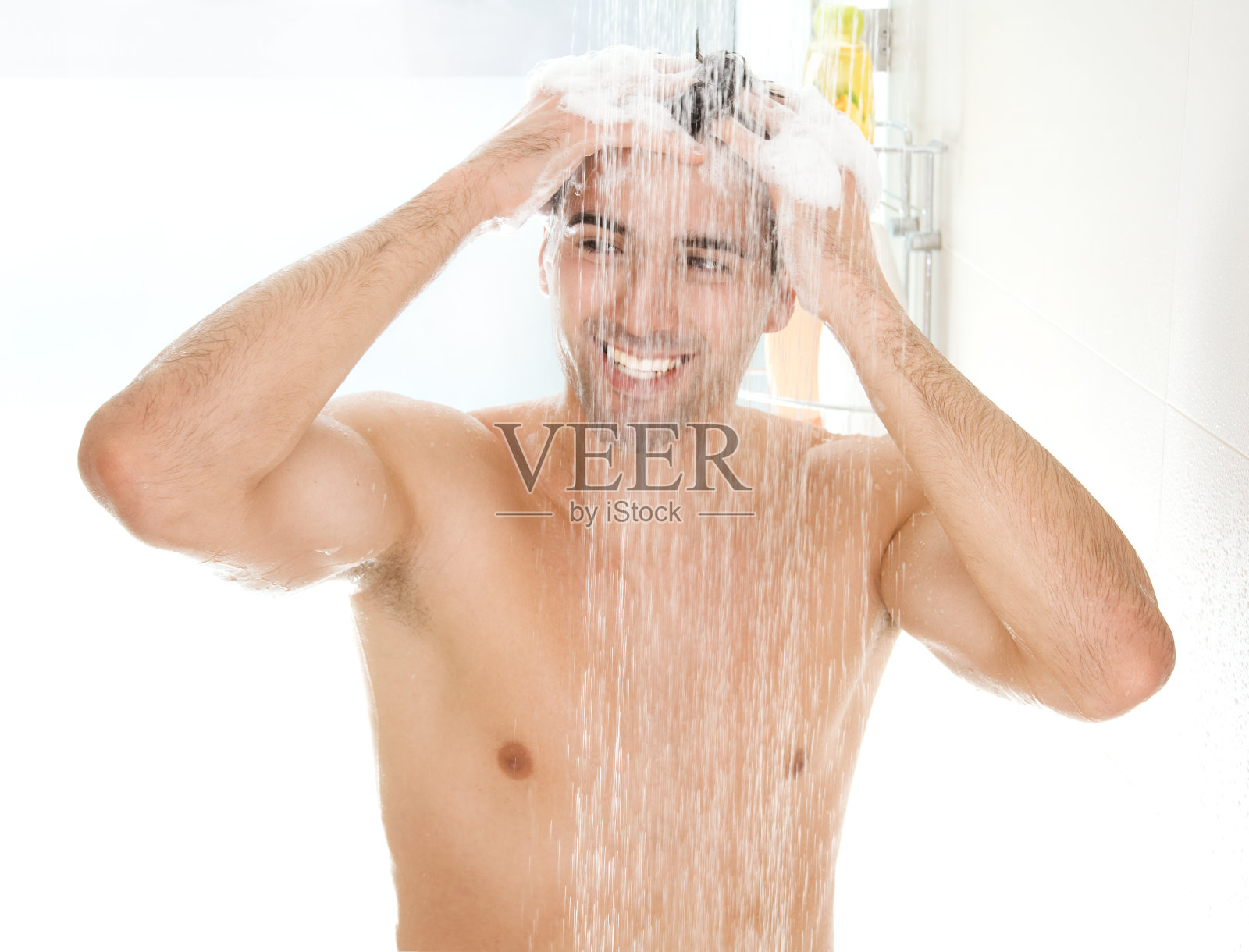 年轻英俊的男人在洗澡。照片摄影图片