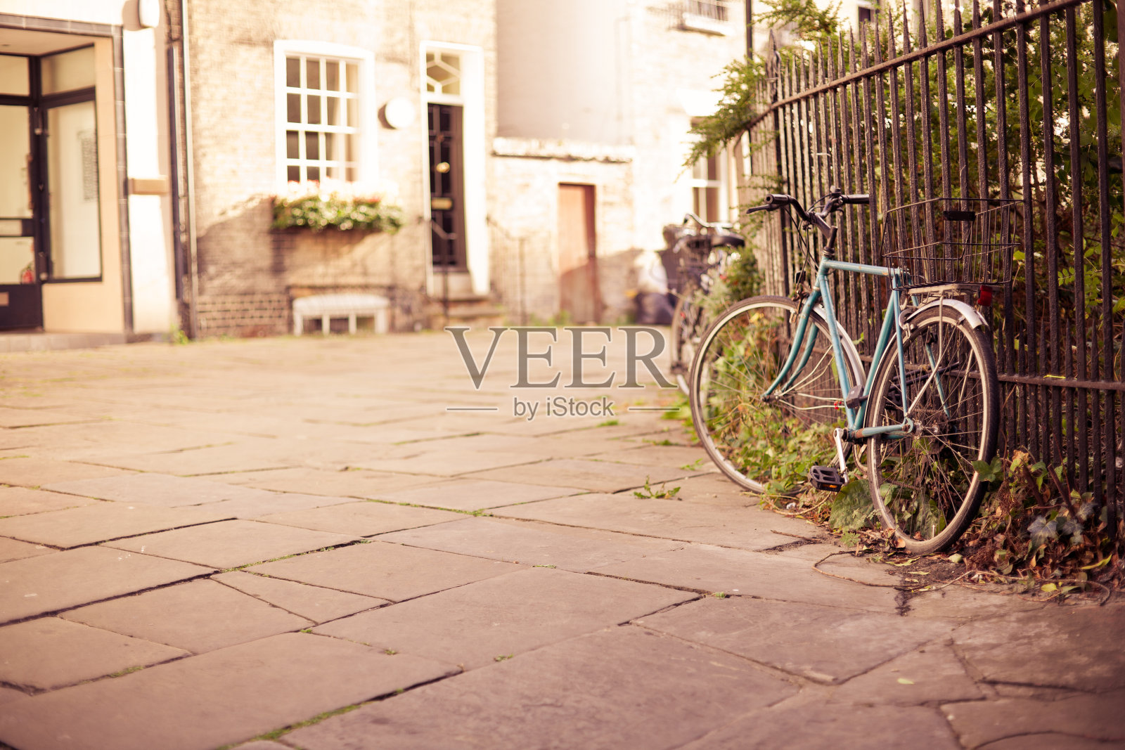 英国剑桥大街上的老式自行车照片摄影图片
