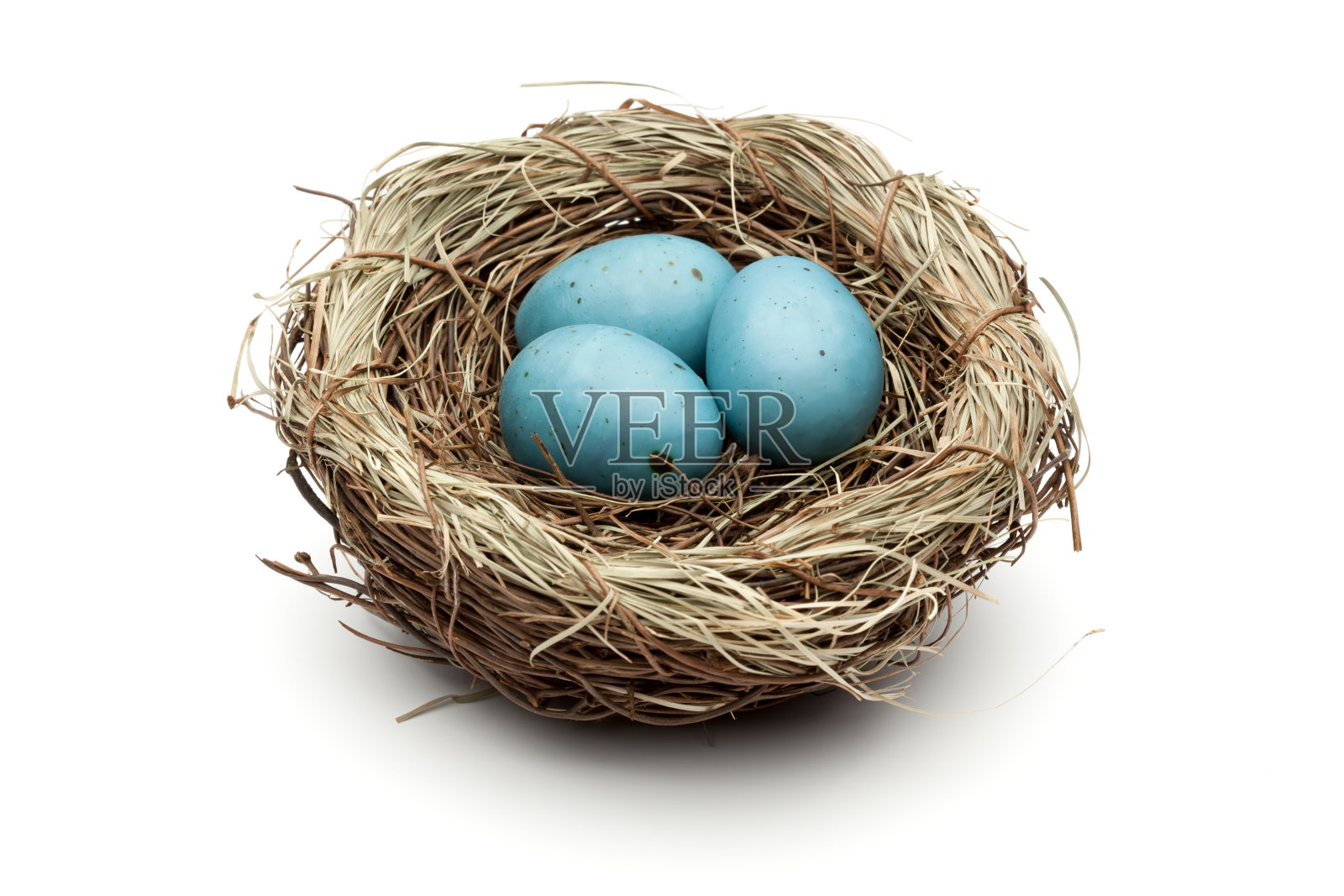 鸟巢里的蓝色复活节彩蛋照片摄影图片