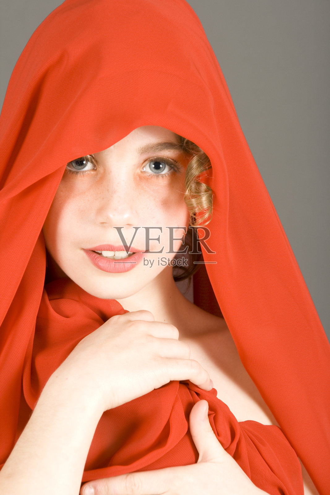 穿着红头巾的漂亮姑娘照片摄影图片