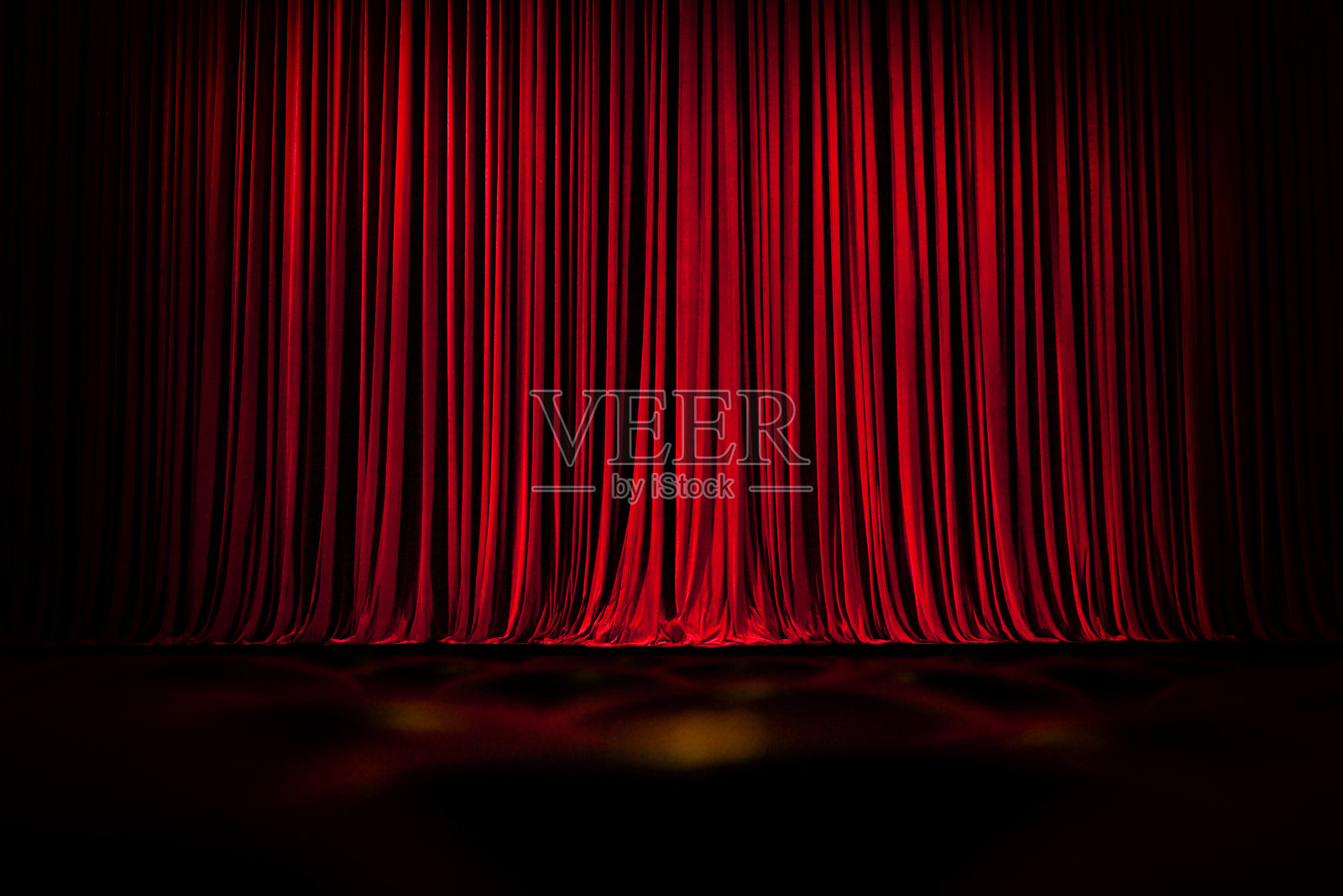 红色舞台窗帘和空座位照片摄影图片