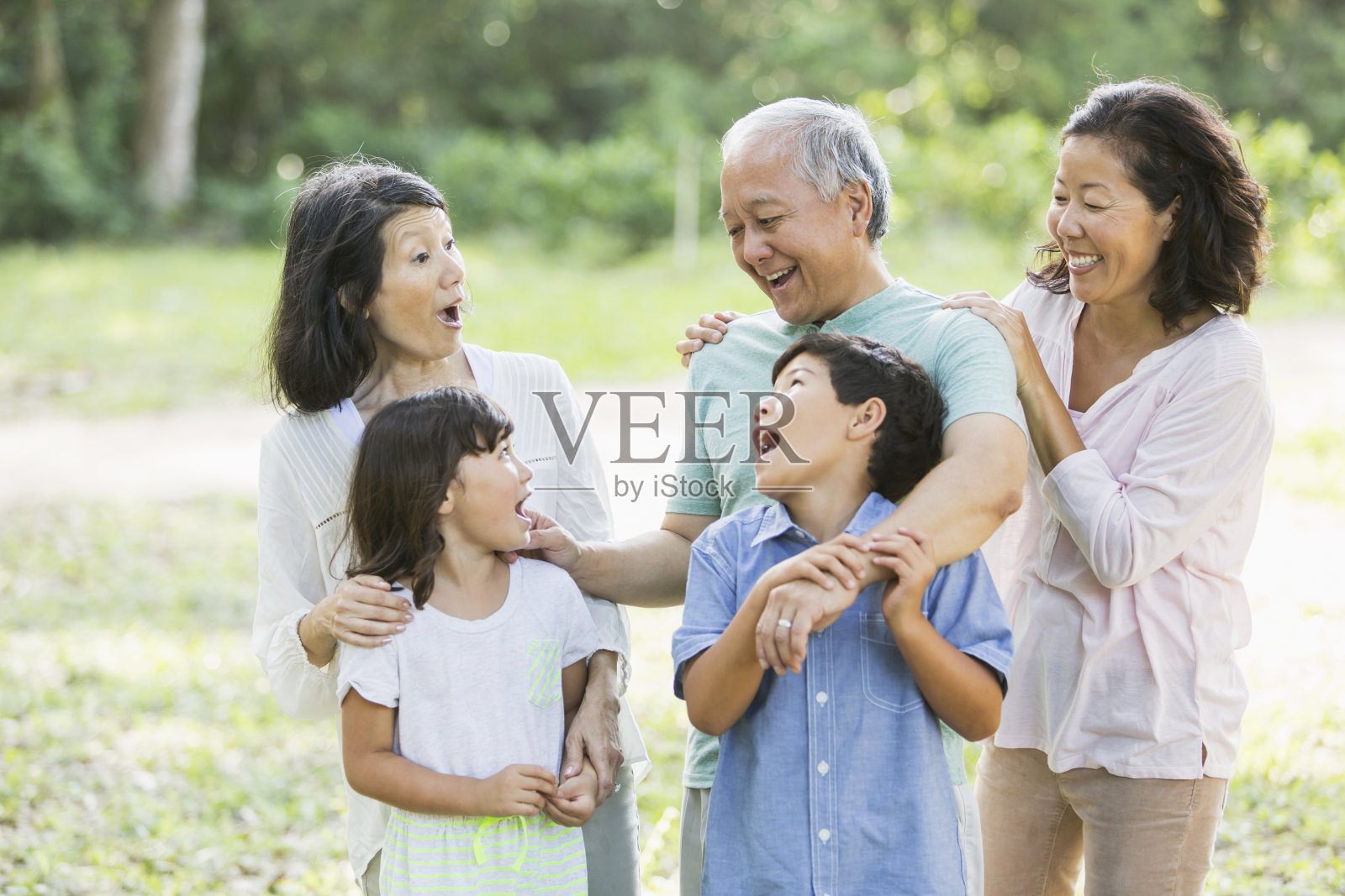 Multi-generation亚洲家庭照片摄影图片