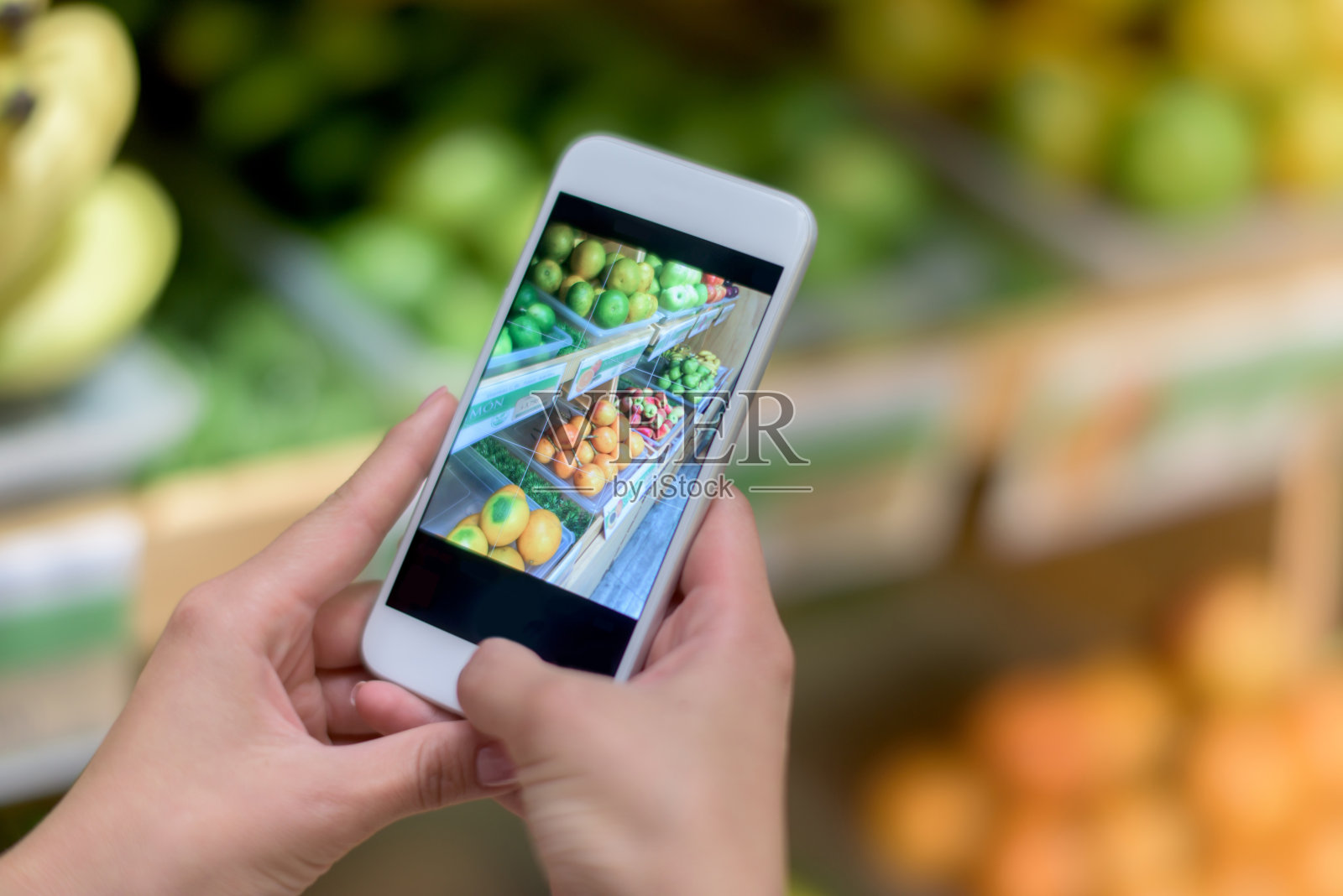 在超市使用手机上的食品应用程序照片摄影图片