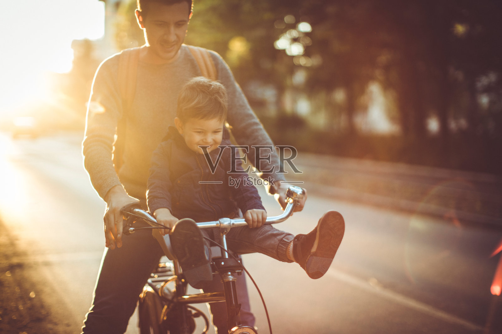年轻的自行车手和他的父亲照片摄影图片