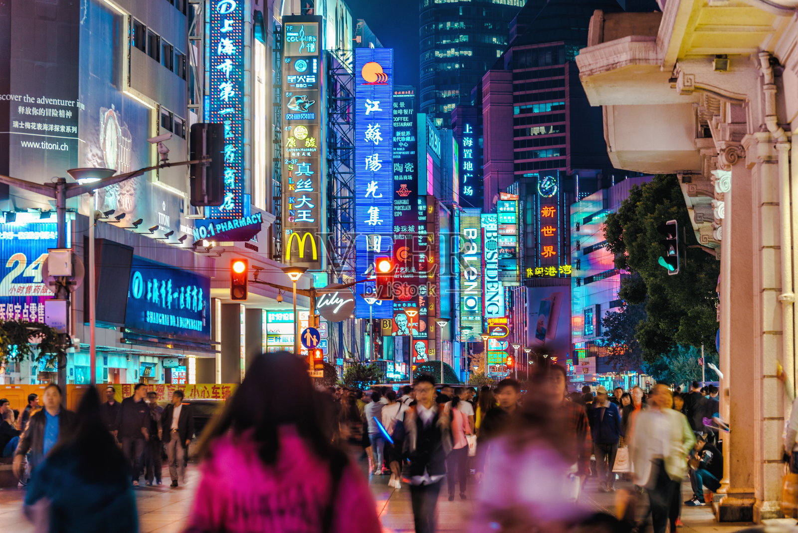 晚上中国上海的购物街照片摄影图片