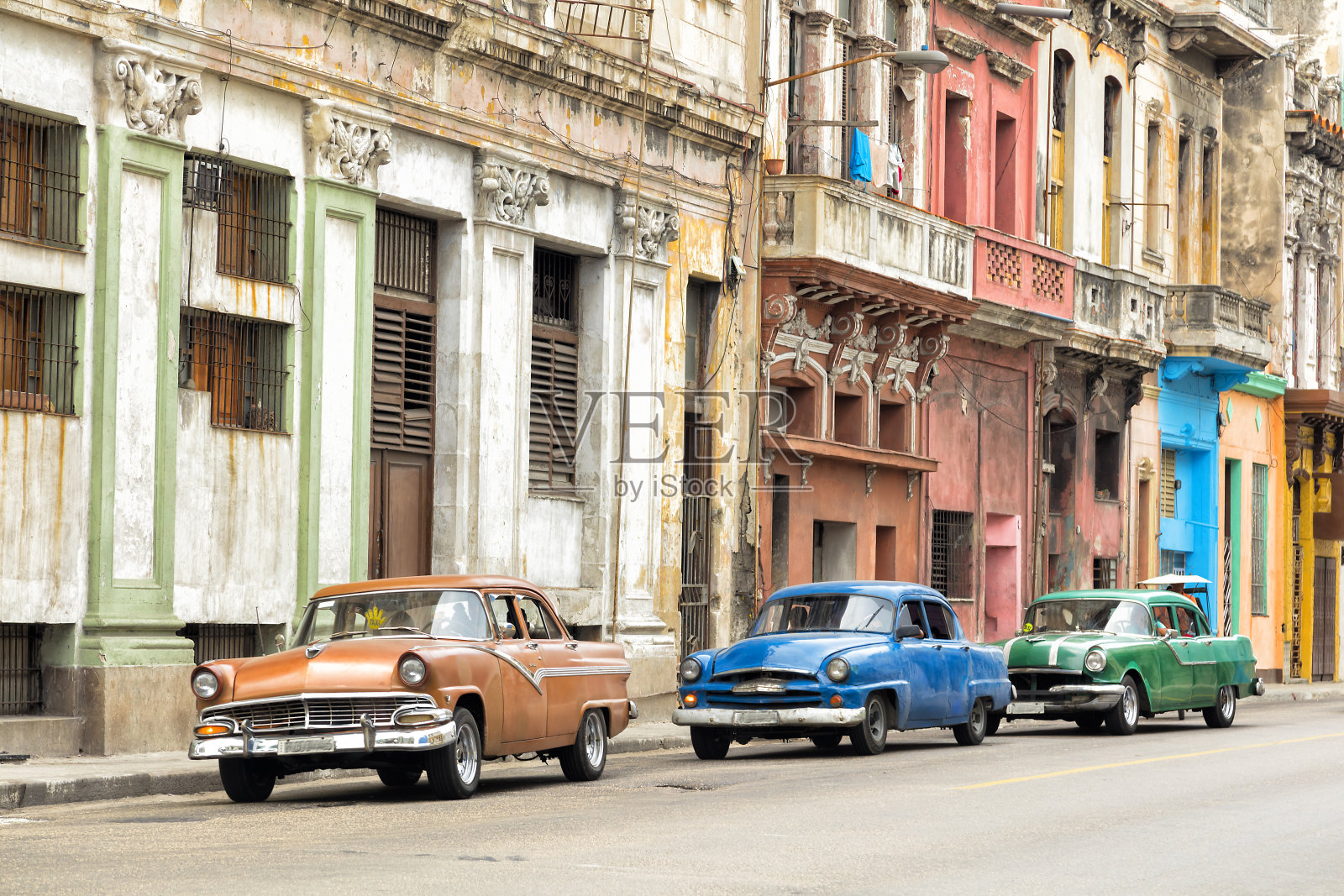 在古巴哈瓦那超速行驶的老式美国汽车，照片摄影图片