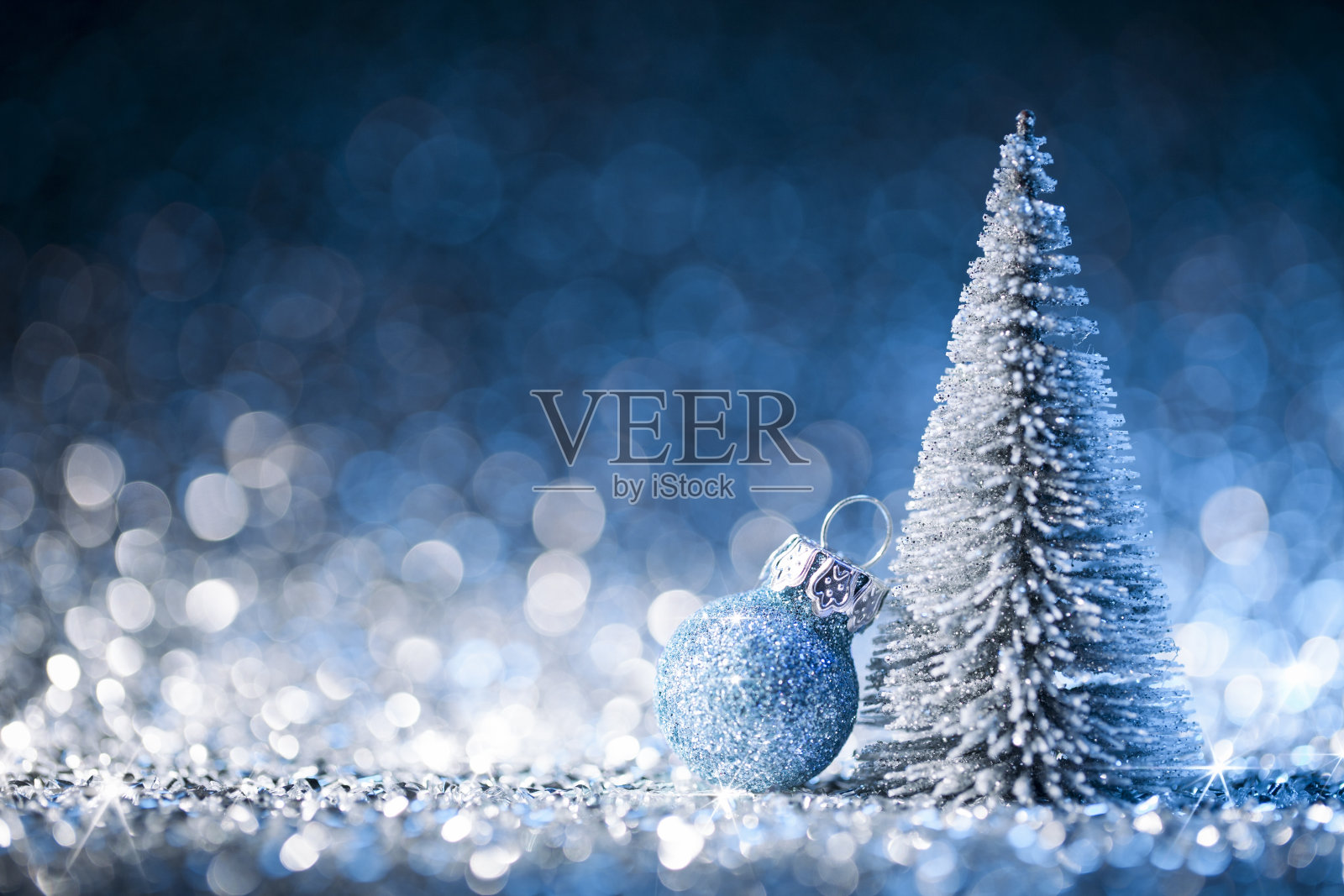 圣诞树和装饰物的散焦灯。装饰蓝色黄金照片摄影图片