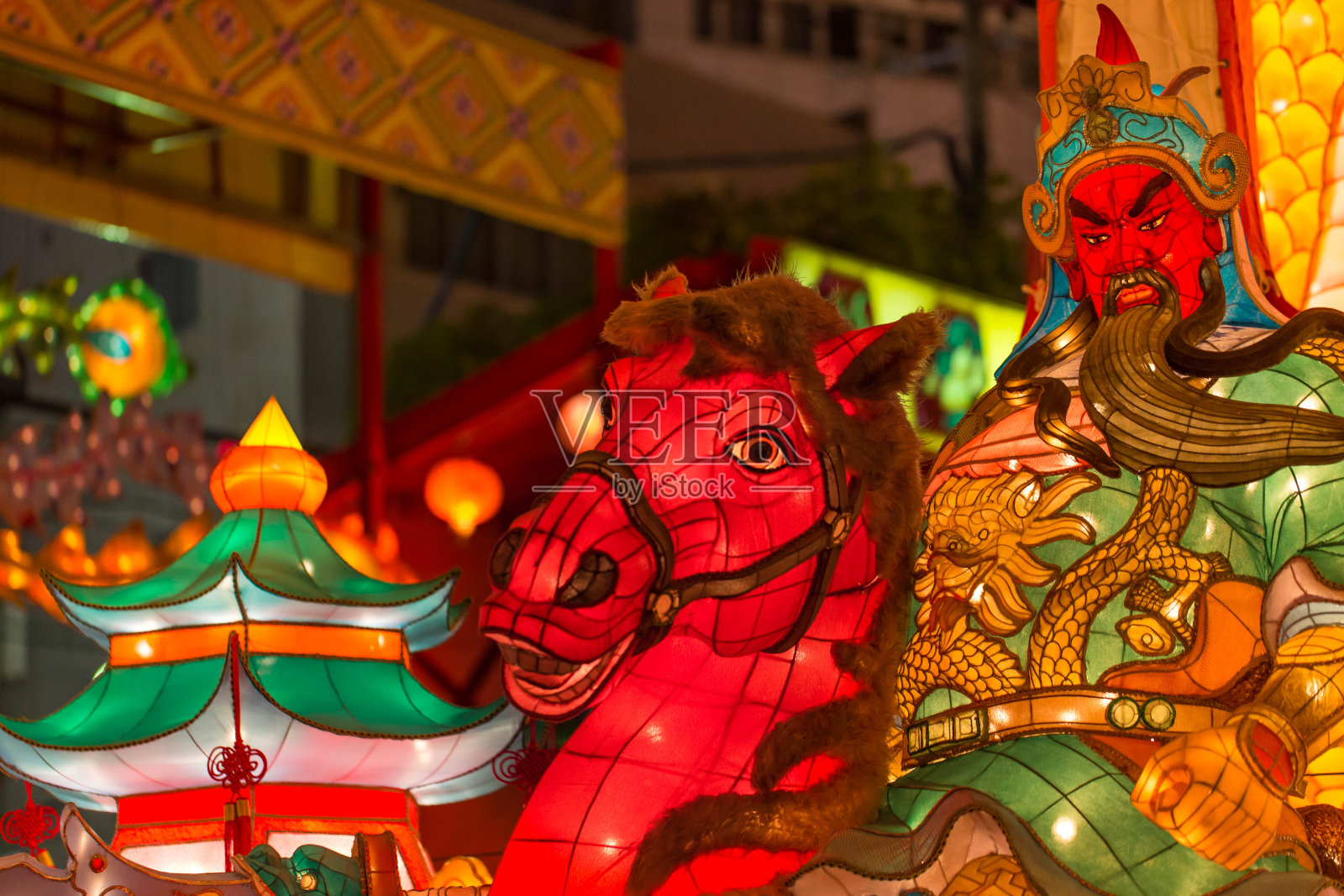 马和骑手形状发光的亚洲纸灯笼照片摄影图片