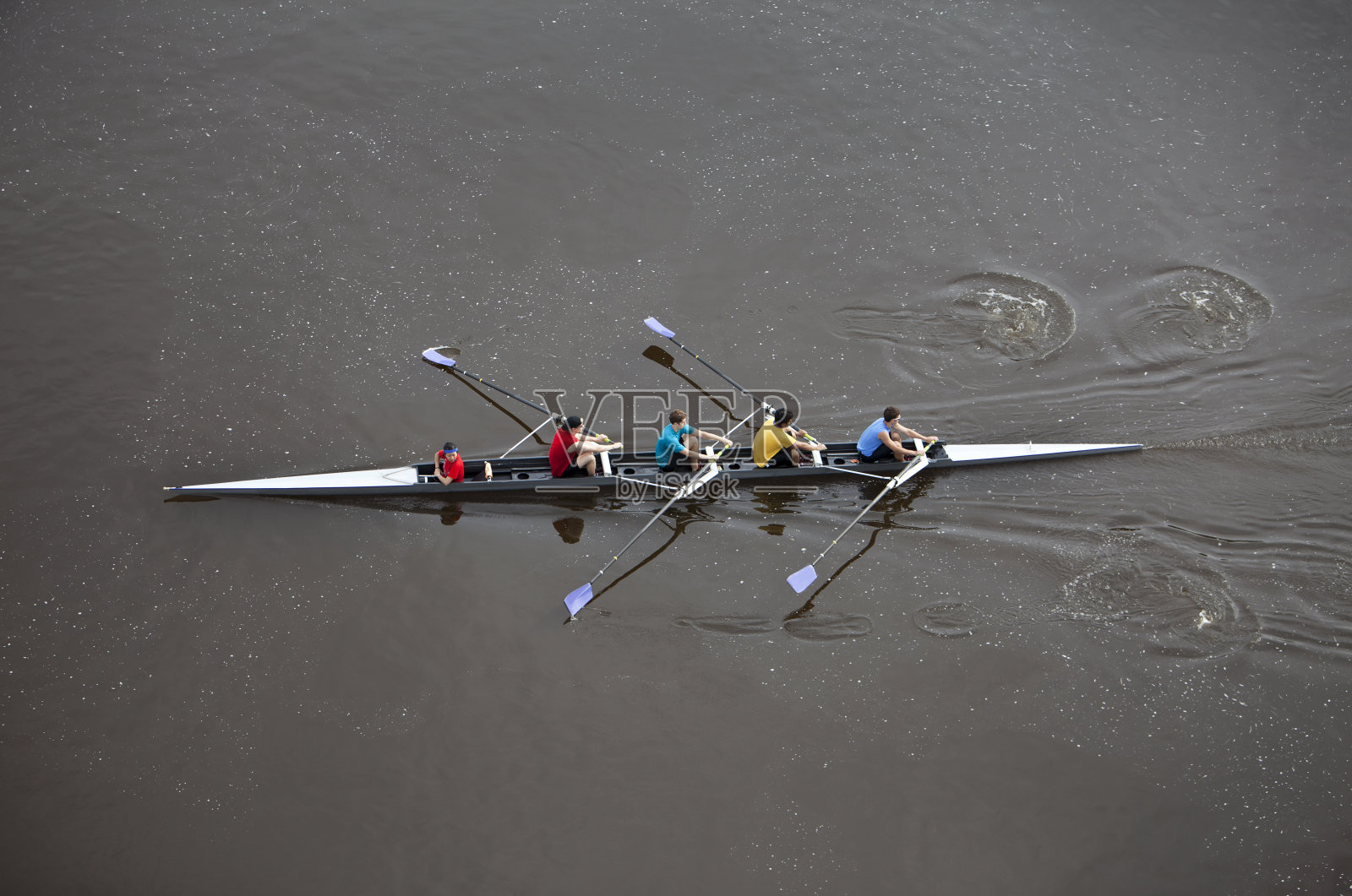 俯视男子划艇四人赛艇。照片摄影图片