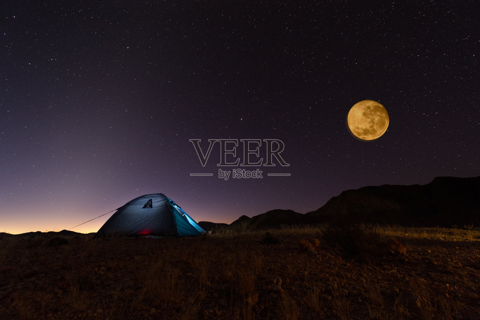 沙漠中明亮的帐篷上满是红月和星星照片摄影图片