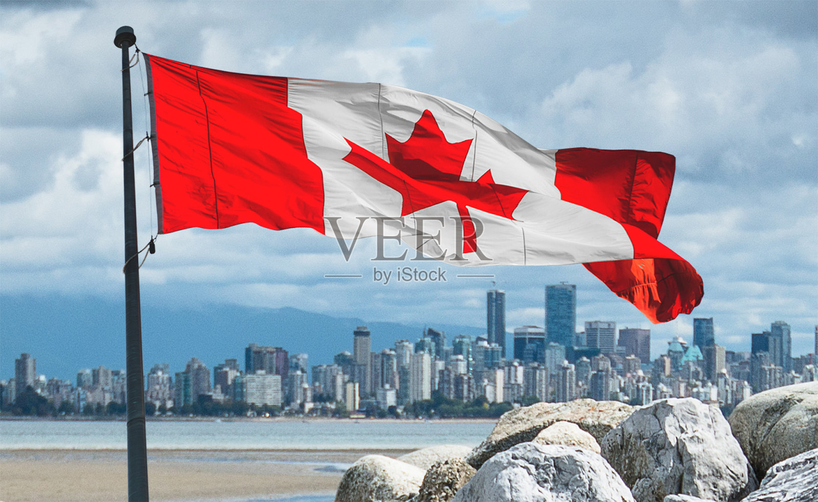 从加拿大国旗的海滩上看温哥华的天际线照片摄影图片
