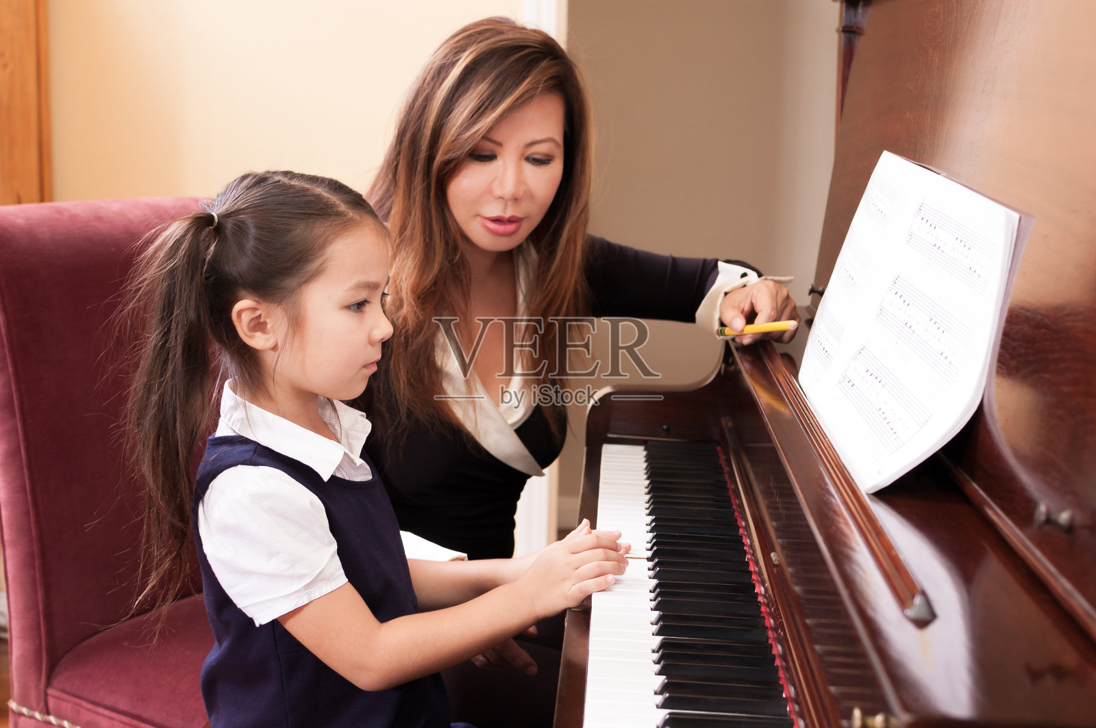 小女孩在跟老师学钢琴照片摄影图片
