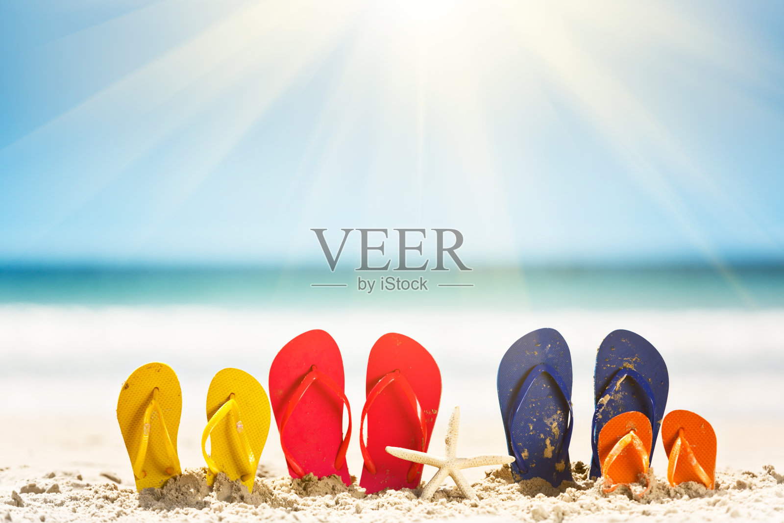家庭度假时间:凉鞋、阳光、大海;现在是夏天!照片摄影图片