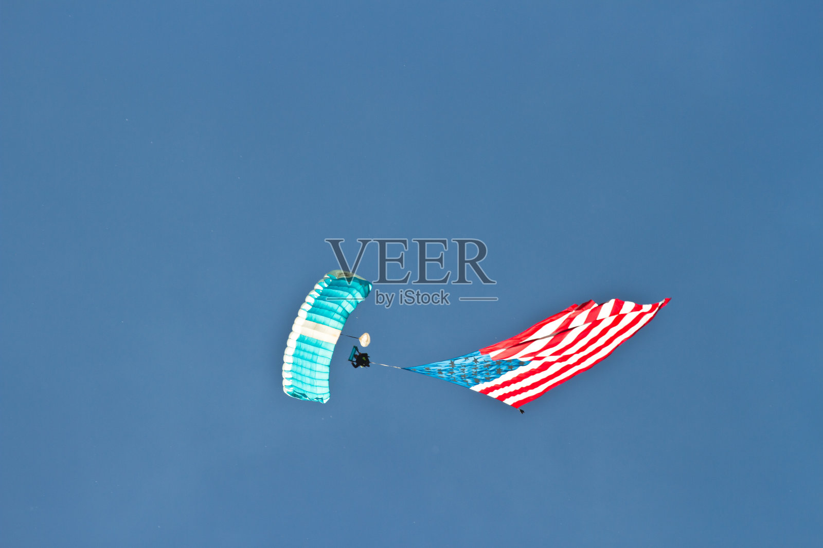 举着美国国旗跳伞的人照片摄影图片
