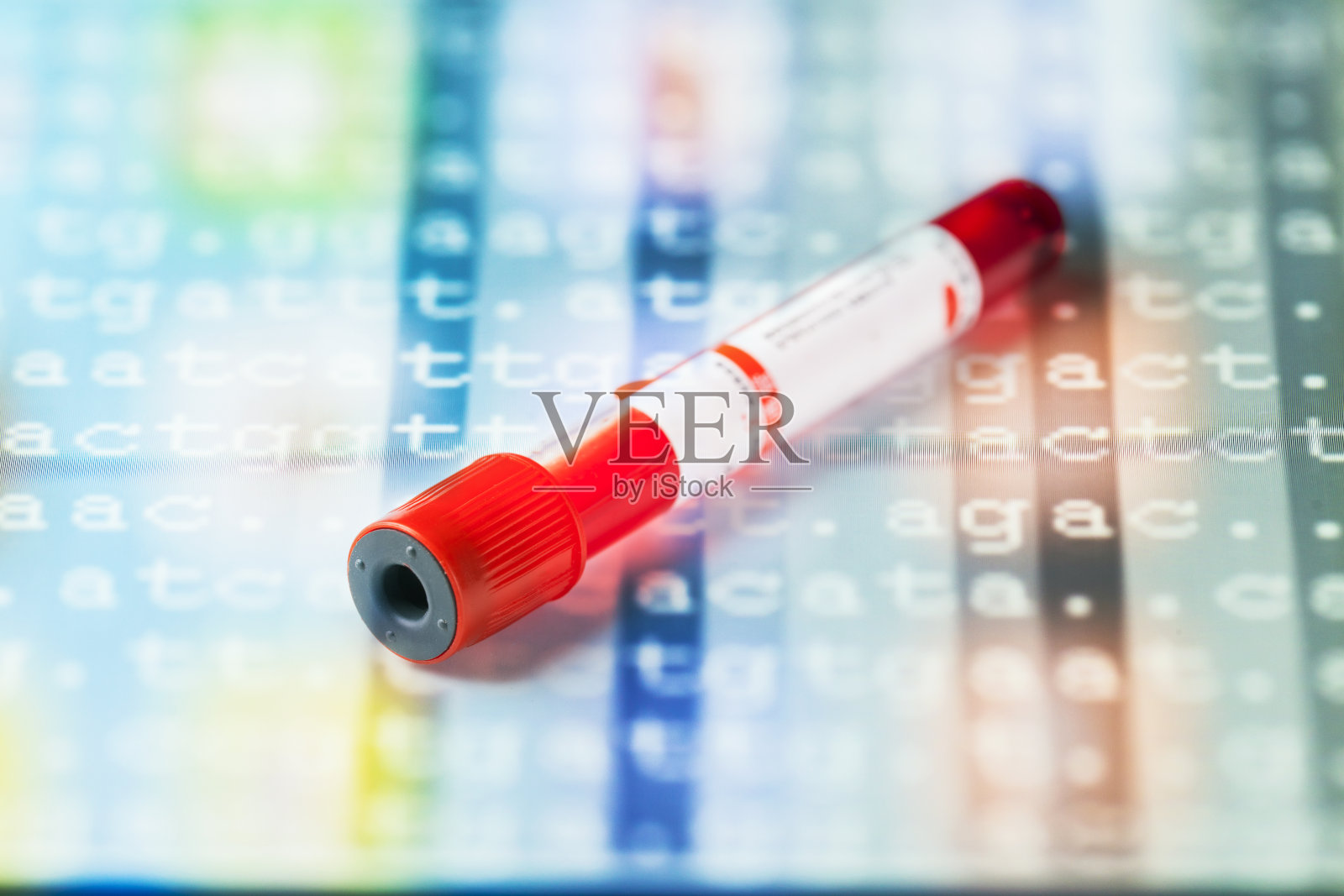 试管里的血液样本，有DNA密码照片摄影图片