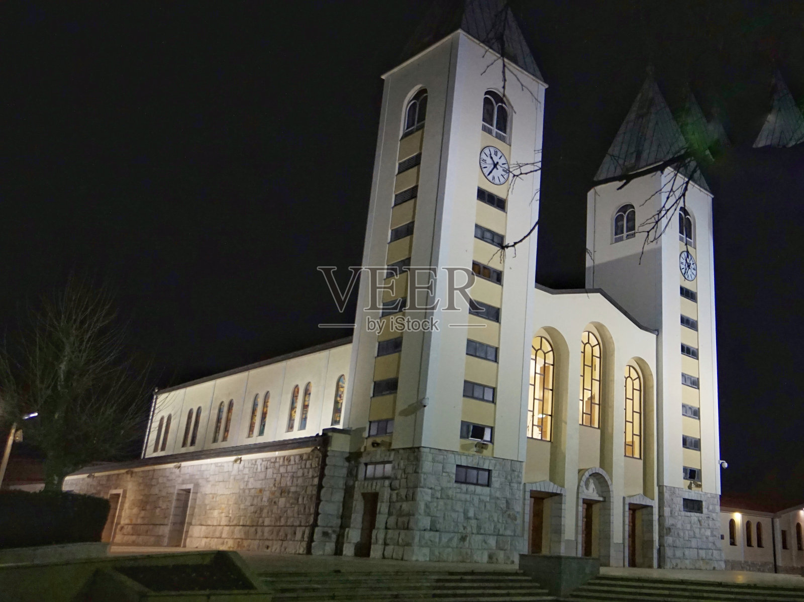 圣詹姆斯教堂，Medjugorje，波斯尼亚，满月夜空照片摄影图片