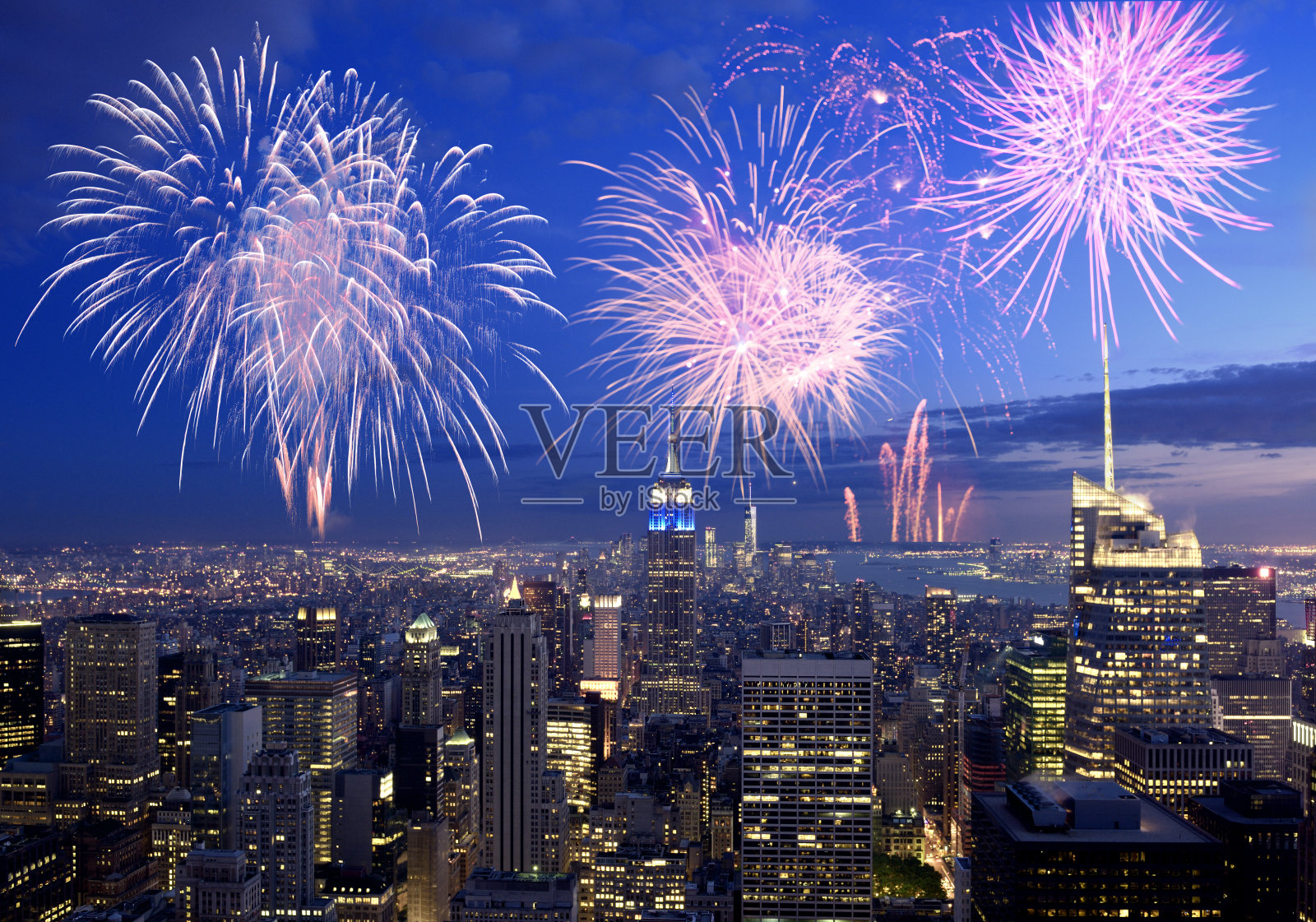 纽约上空的新年焰火照片摄影图片