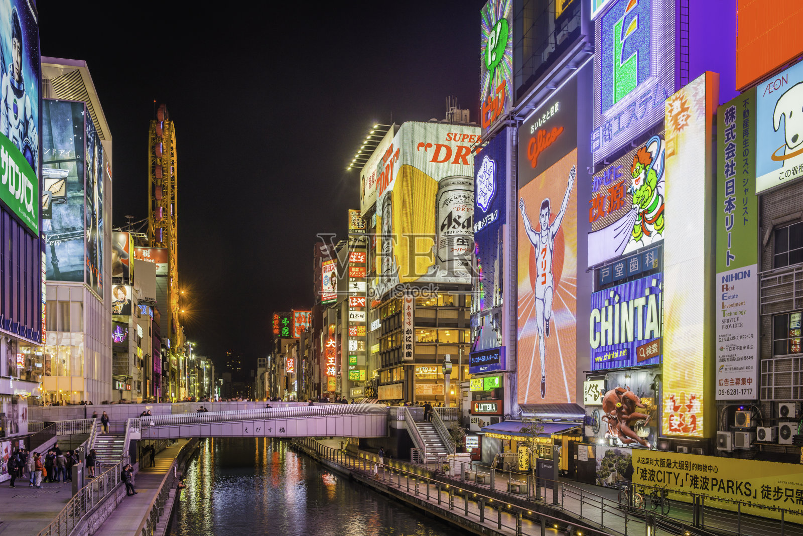未来霓虹夜市彩色广告牌照亮日本大阪道顿堀照片摄影图片