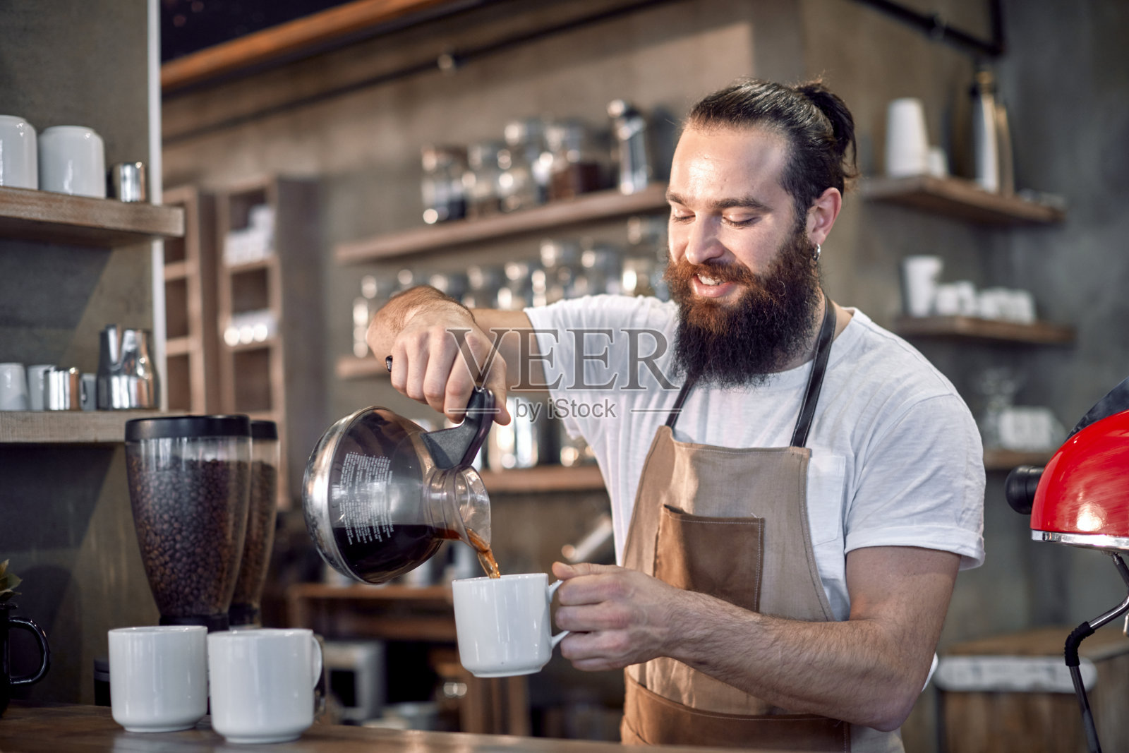 准备咖啡的男咖啡师照片摄影图片