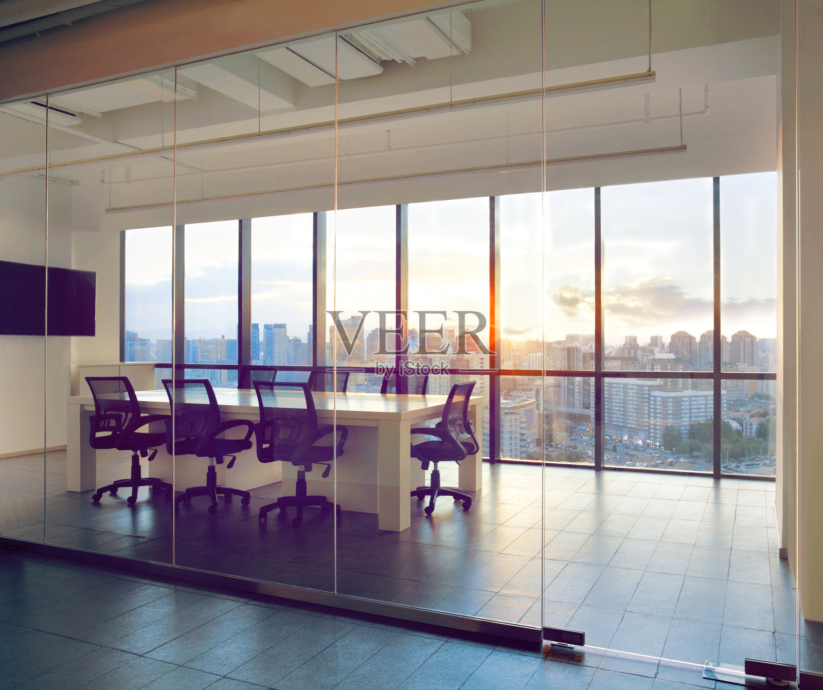 办公室会议室与日落光线在窗户照片摄影图片