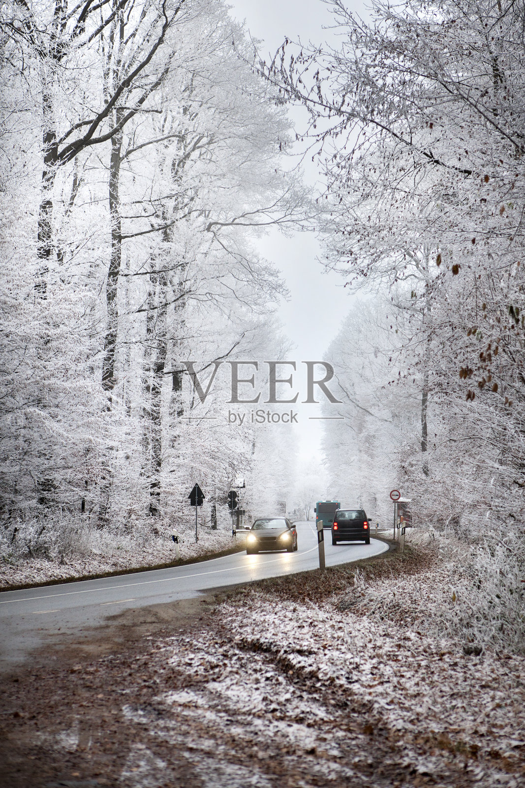 穿越冬季森林的道路上的交通照片摄影图片