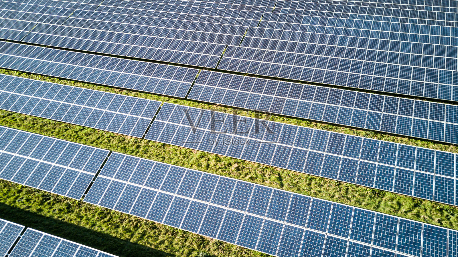 太阳能农场和电池板照片摄影图片