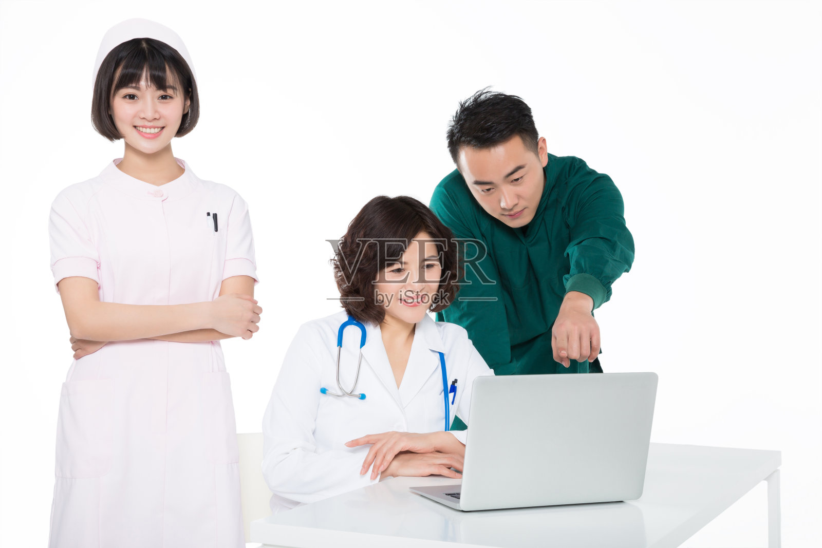 在白色背景下的笔记本电脑上工作的一个医疗团队的肖像照片摄影图片