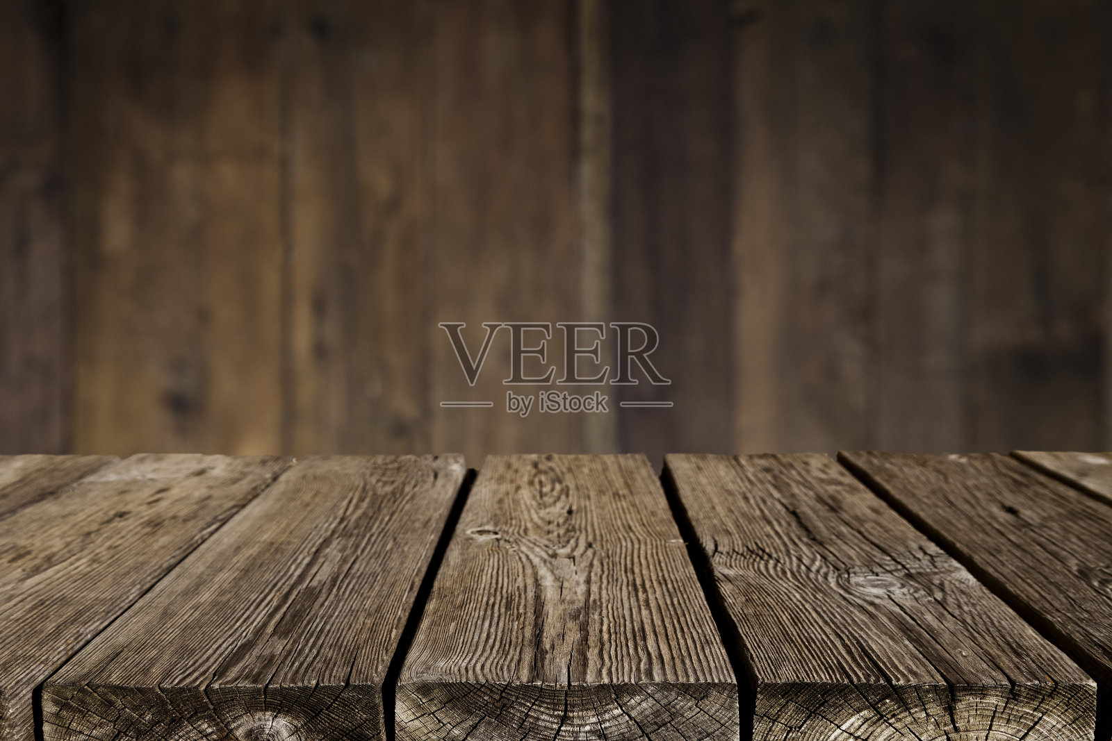 空木桌与黑暗的垂直桌子背景照片摄影图片