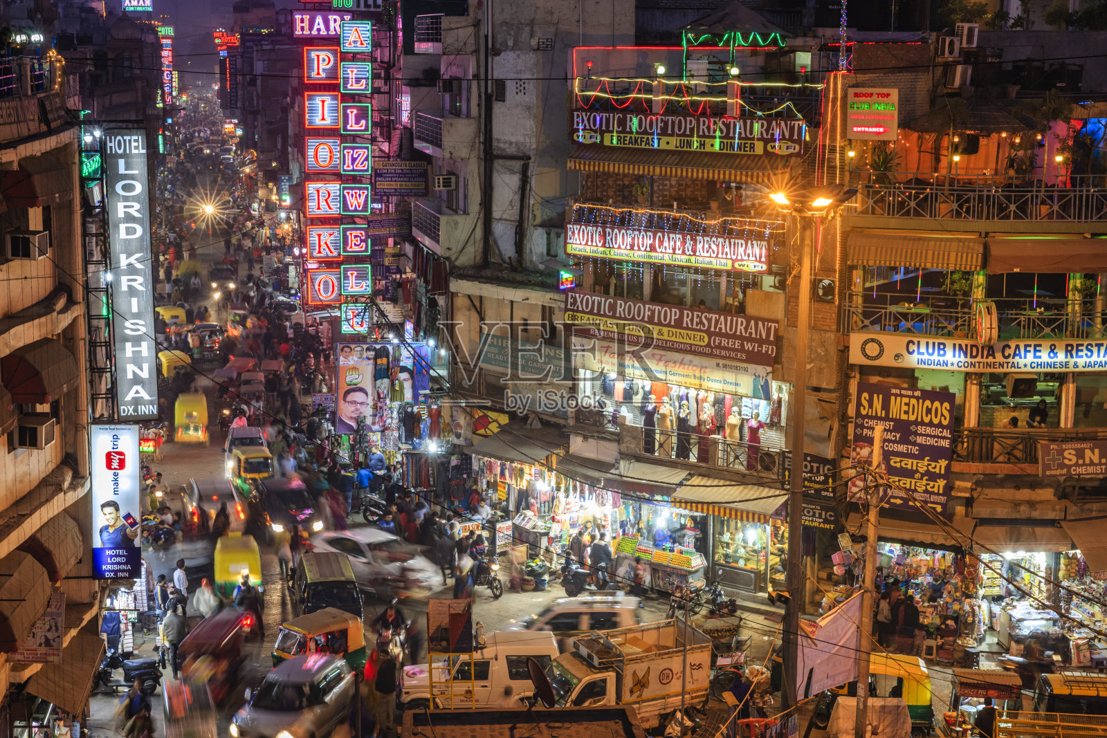 城市生活-晚上的主要集市，帕哈尔甘吉，印度新德里照片摄影图片