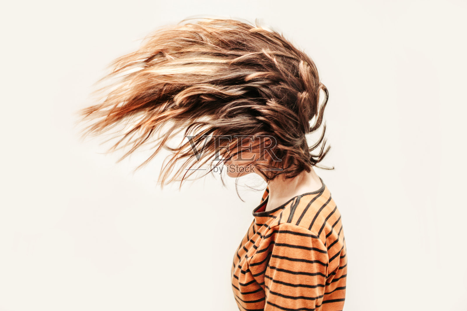 一个甩着头发的女孩的肖像照片摄影图片