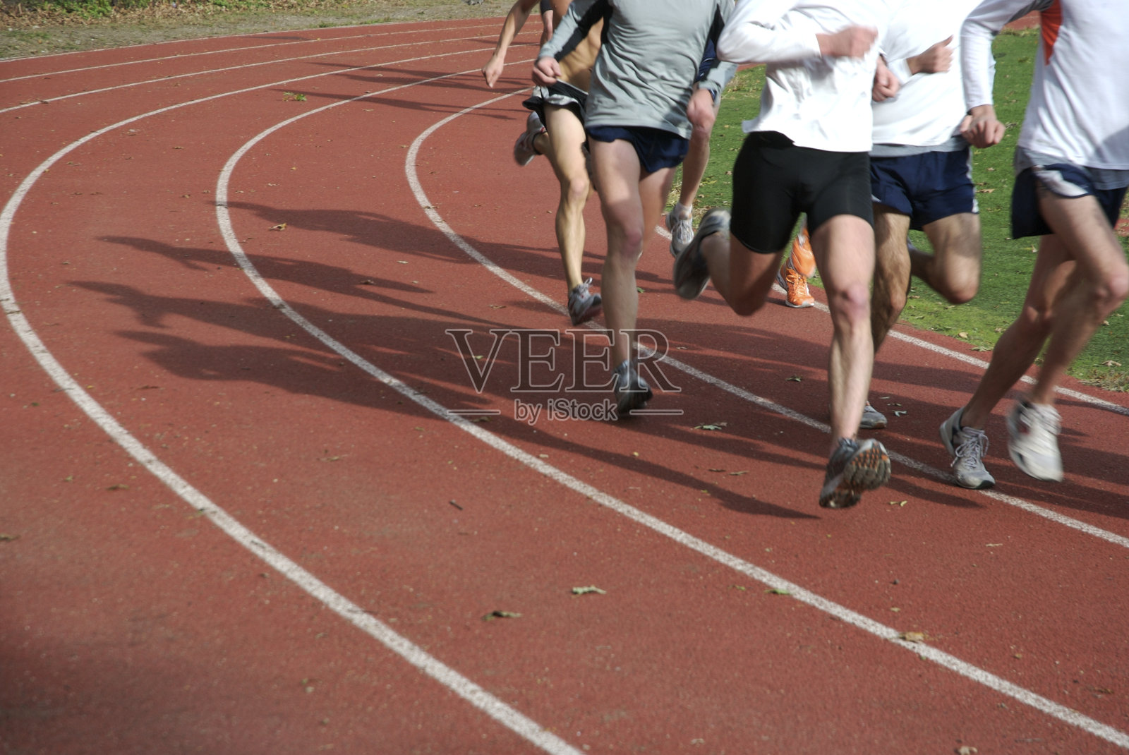 运动员在红色跑道上奔跑照片摄影图片