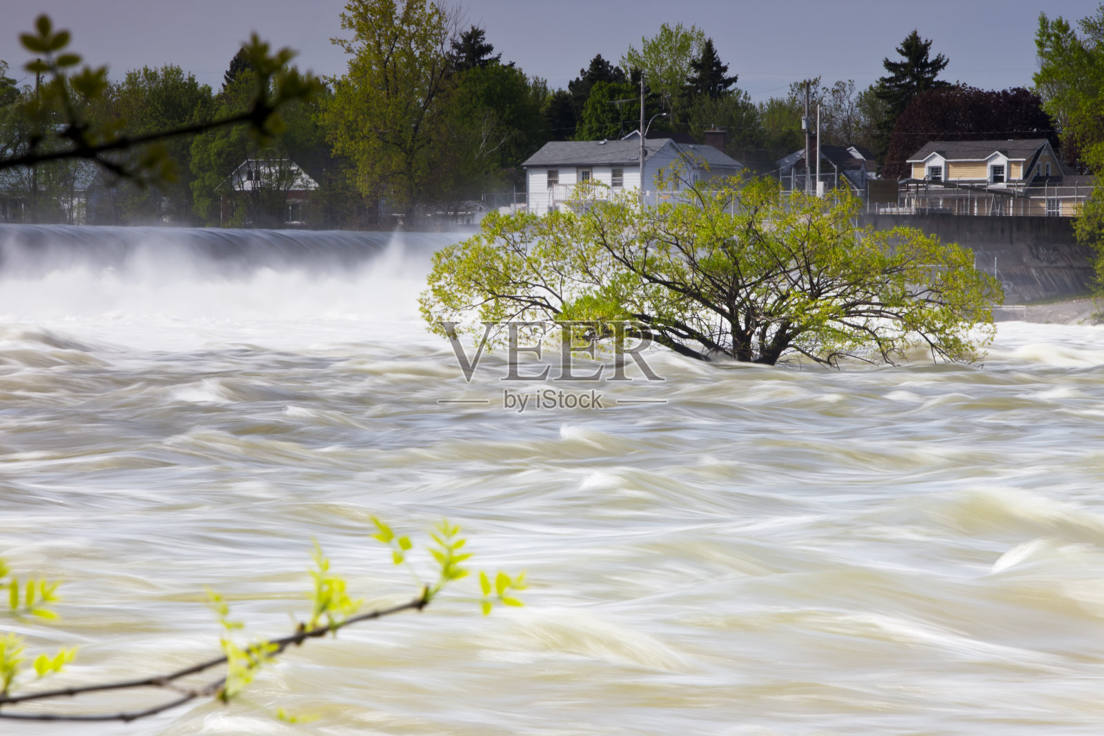 汹涌的河水泛滥。照片摄影图片