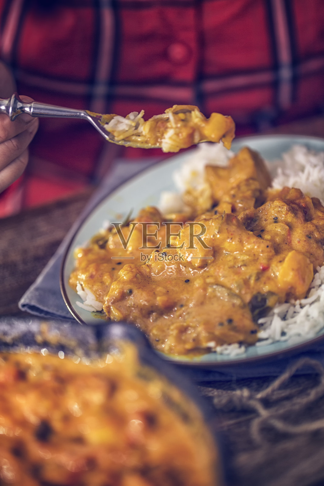 吃美味的咖喱鸡饭照片摄影图片