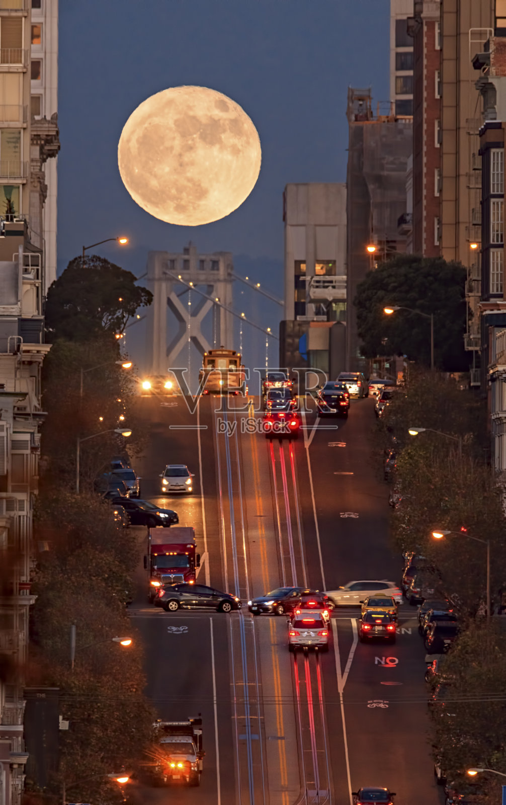 “超级月亮”，位于旧金山加利福尼亚大街照片摄影图片