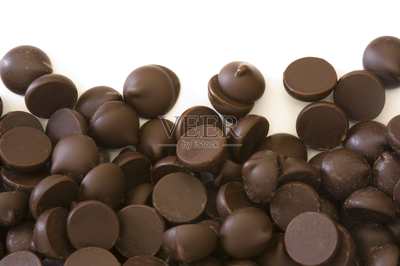 黑巧克力片糖果框架上的白色背景照片摄影图片