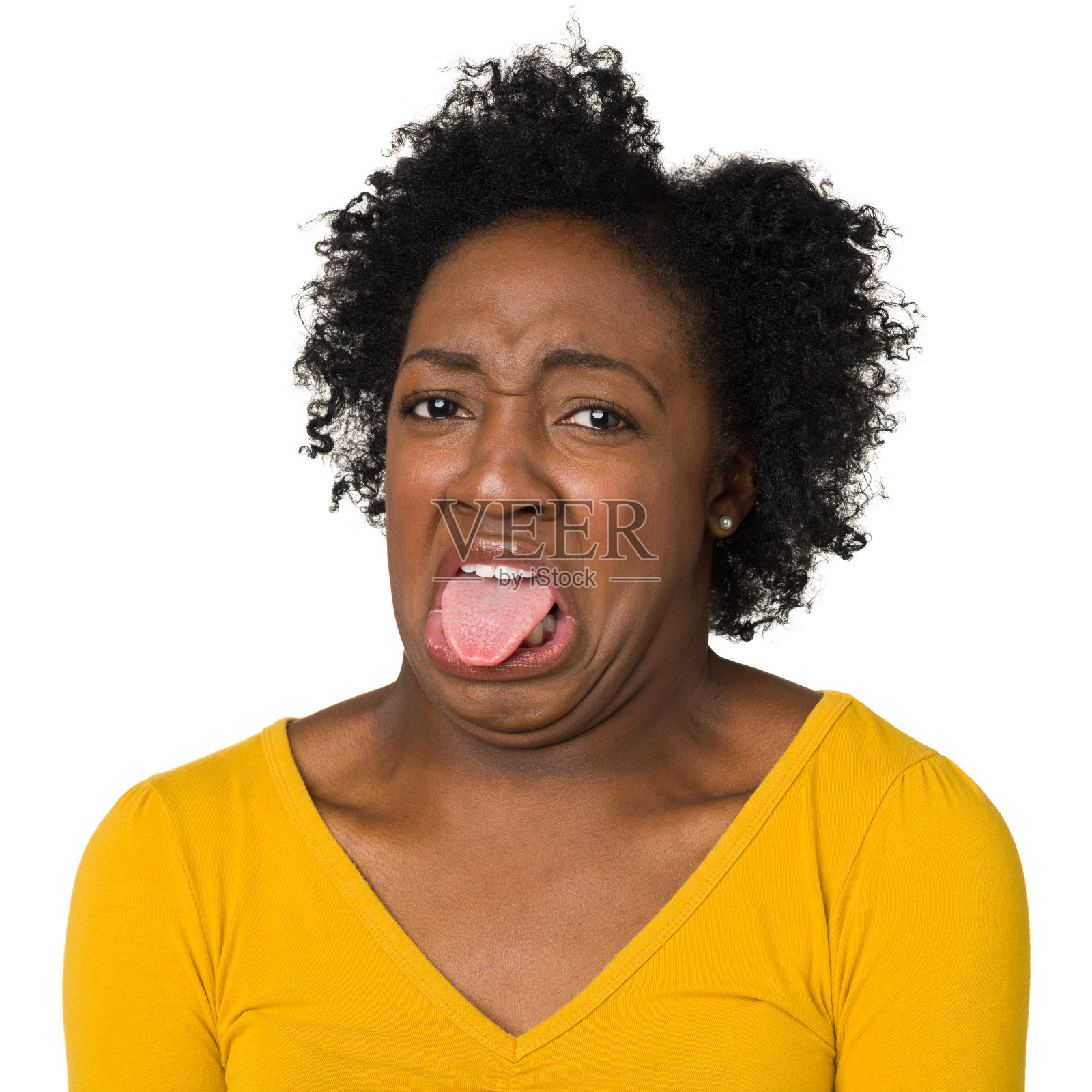 厌恶的年轻女子伸出舌头照片摄影图片